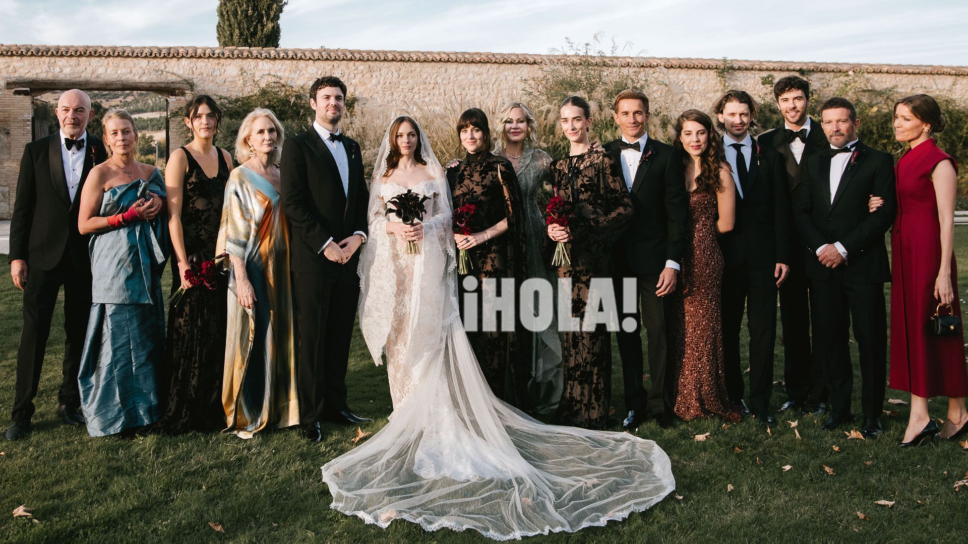 La foto de las dos familias: a la izquierda de los novios, los Gruszynski, y a la derecha, la "modern family" de Stella: Melanie Griffith y sus otros dos hijos, Dakota y Alexander (junto a él, su novia, Dabielle Motier); los hijos de Don Johnson, nacidos de otras relaciones, Jesse y Atherton Grace, y a la izquierda de Antonio y Nicole, el actor Blake Lee