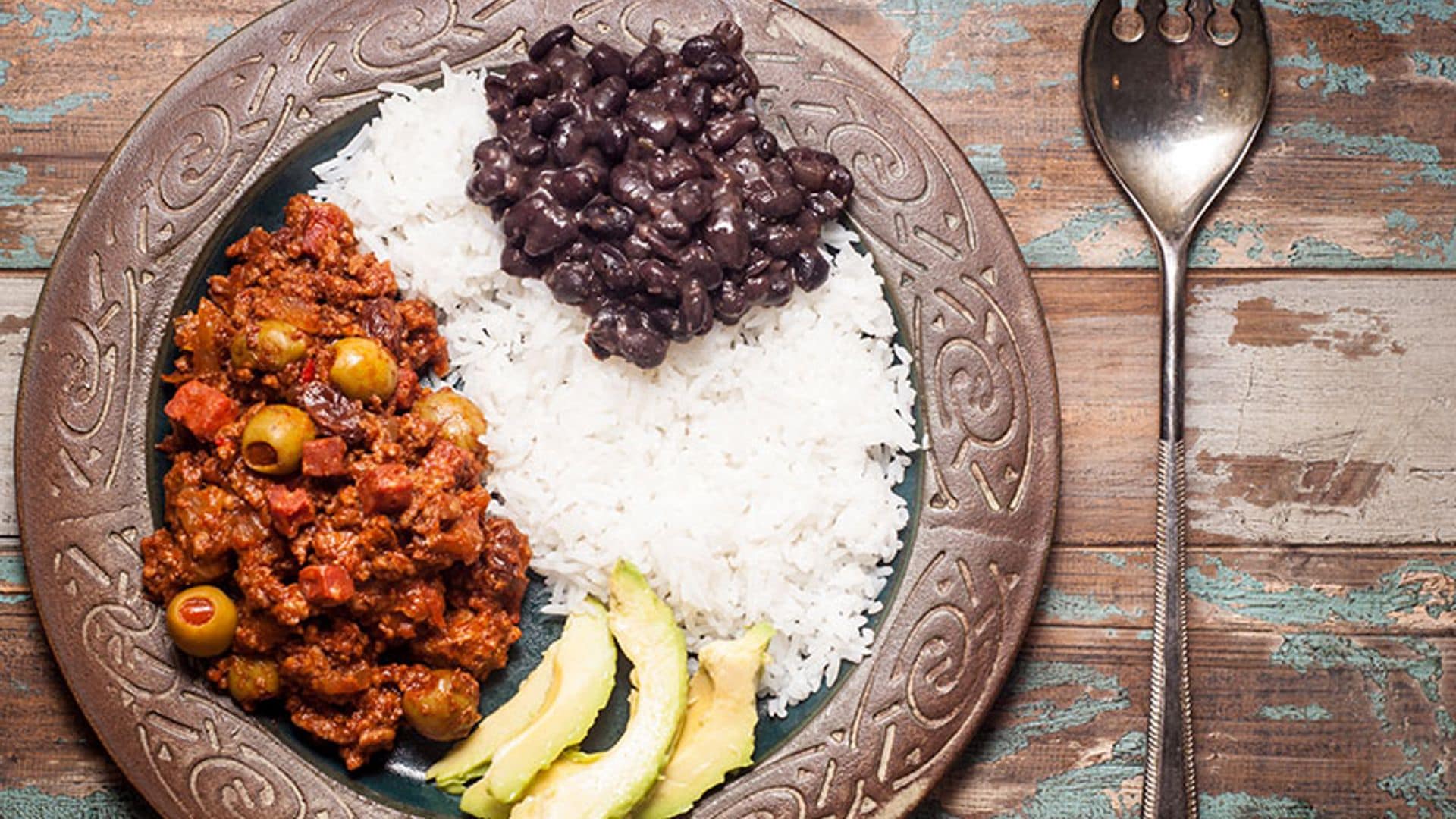 Ropa vieja cubana con frijoles y arroz