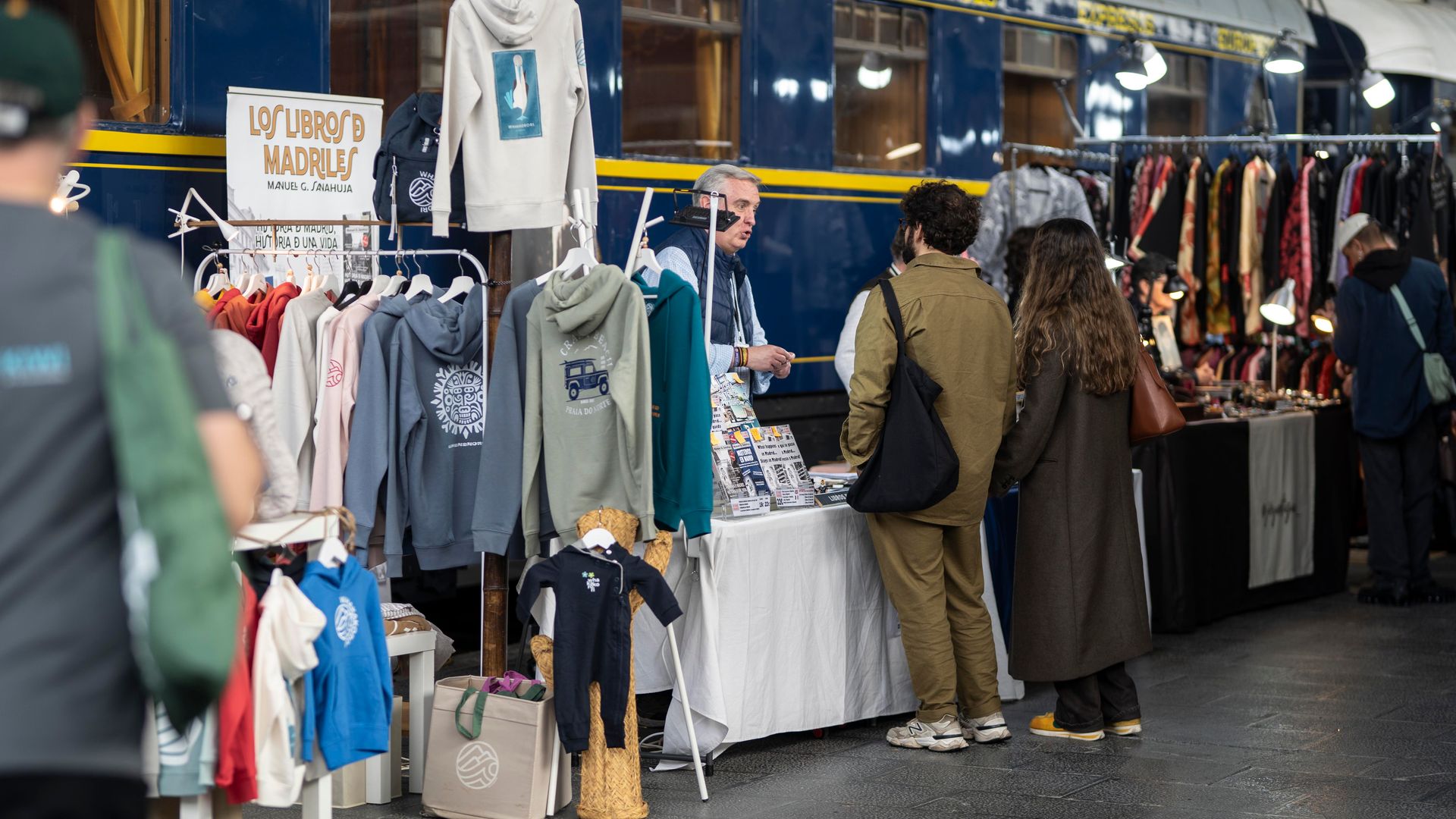 Puesto de ropa en el Mercado de Motores de Madrid