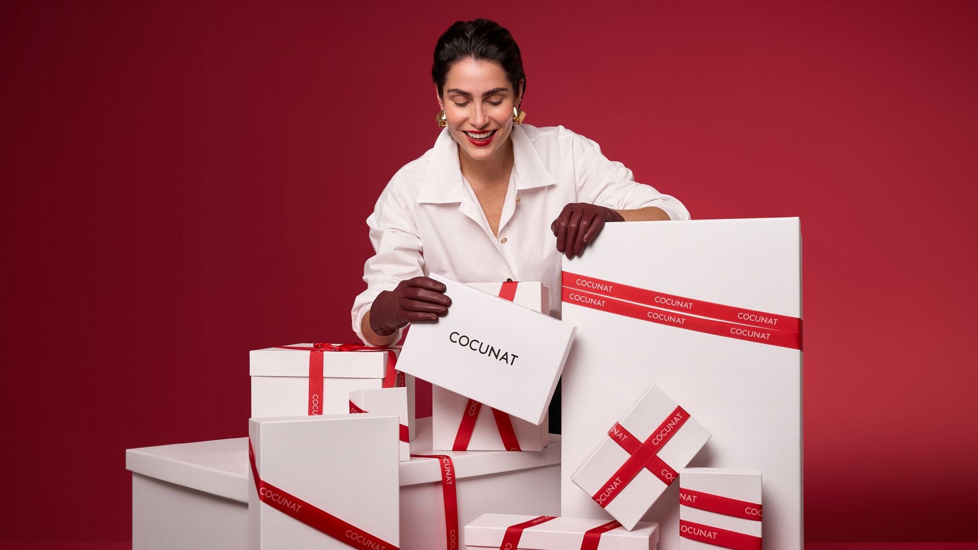 Mujer con cajas de regalos de COCUNAT