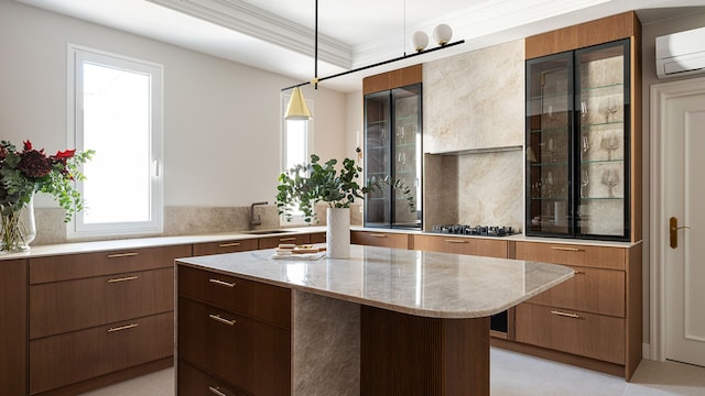Cocina con muebles de madera y encimeras de piedra