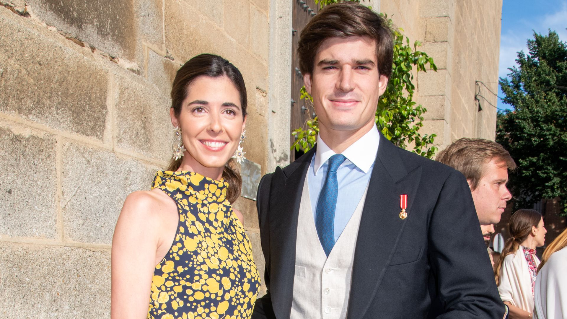 Belén Corsini y Carlos Fitz James en la boda de Blanca Sainz y Guillermo Comenge en Cebreros, 2023.