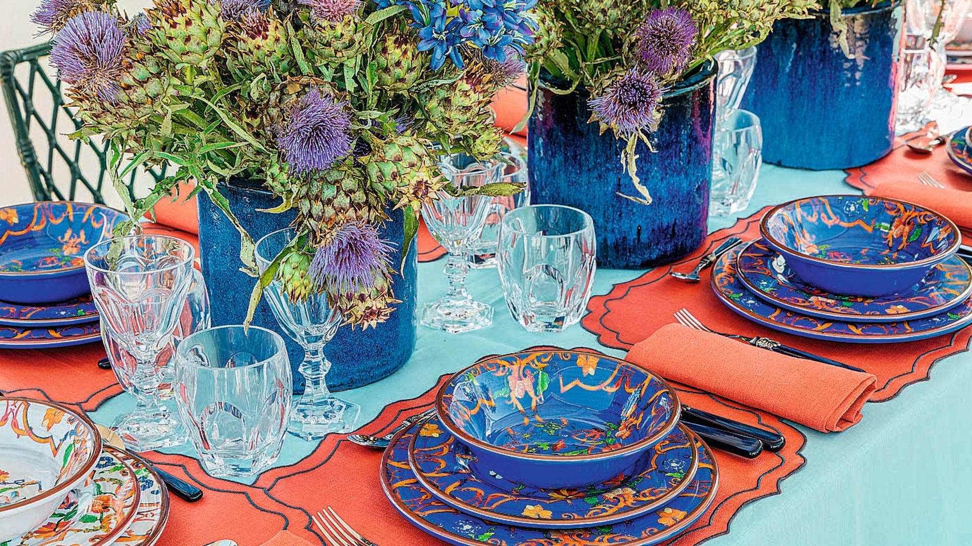 Detalles de la decoración de la mesa, con vajilla y arreglos florales