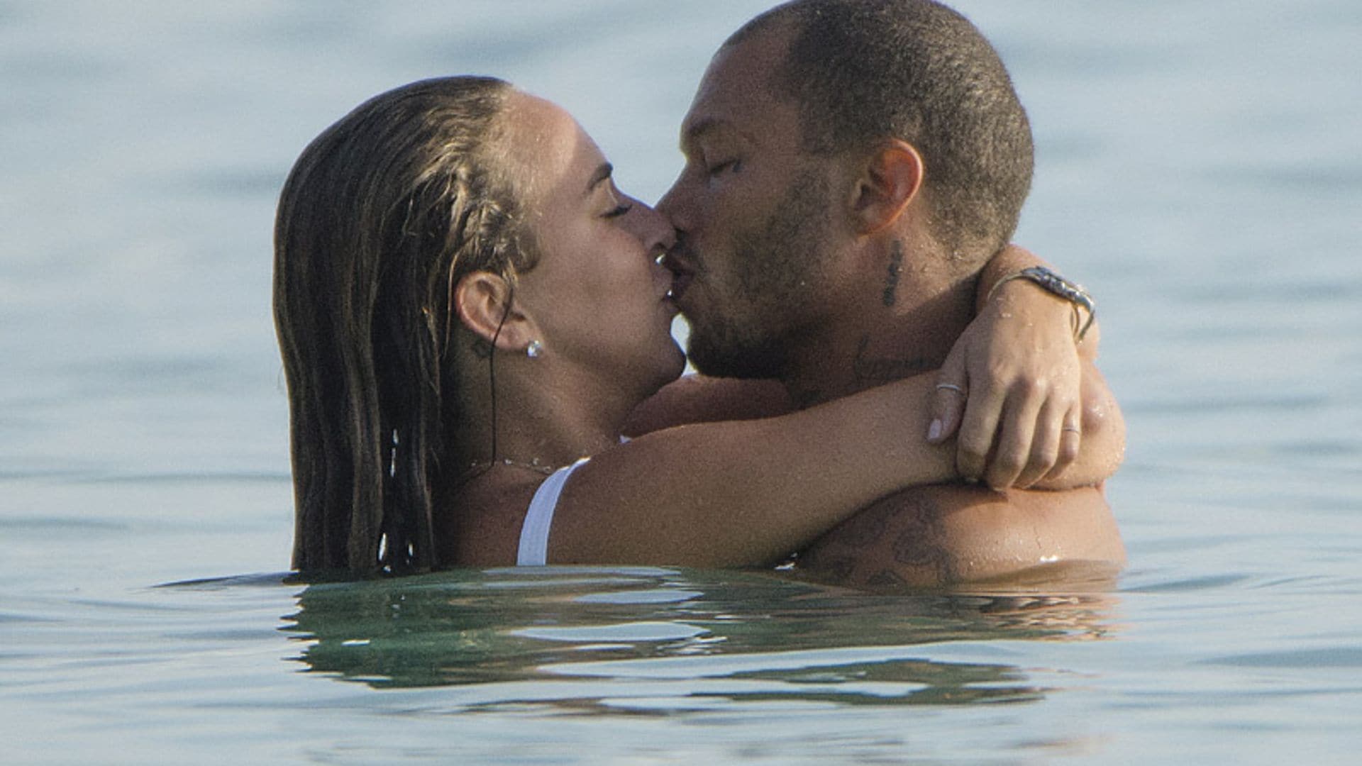 Besos, chapuzones, piruetas... Chloe Green y Jeremy Meeks suben la temperatura en el Caribe