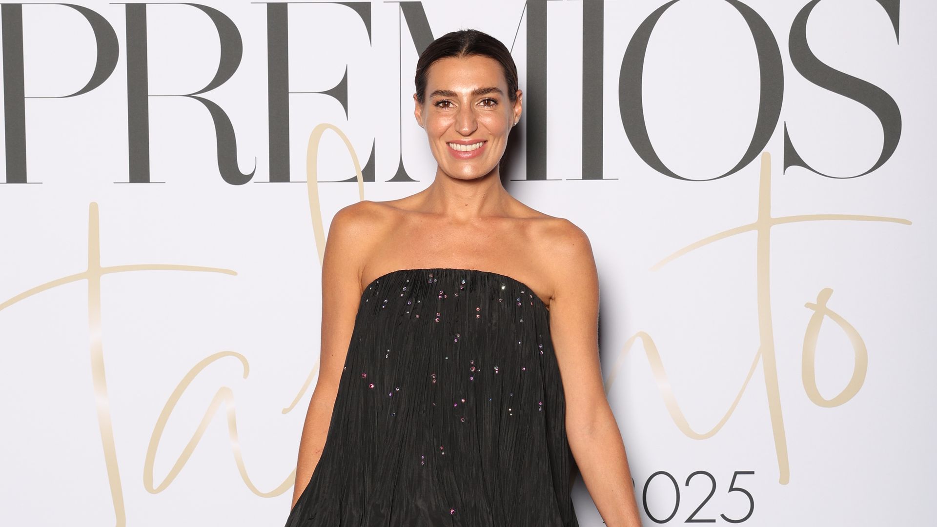 Eugenia Osborne, tras los pasos de la reina Letizia, impacta con su vestido de invitada con volúmenes arquitectónicos