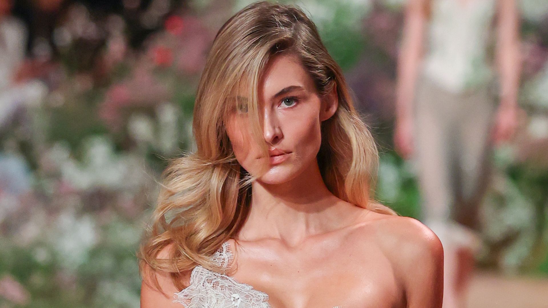Grace Elizabeth en el desfile de Elie Saab Primavera/Verano 2026