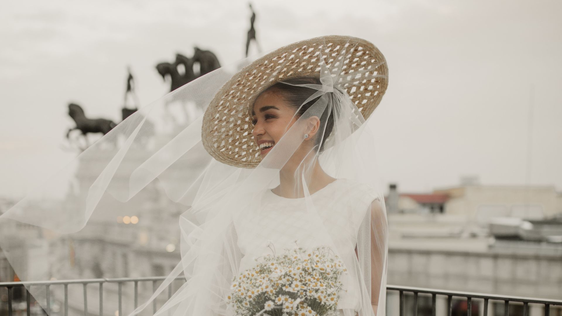 EXCLUSIVA. Un dos piezas y pamela con velo: la elección de la modelo para su boda