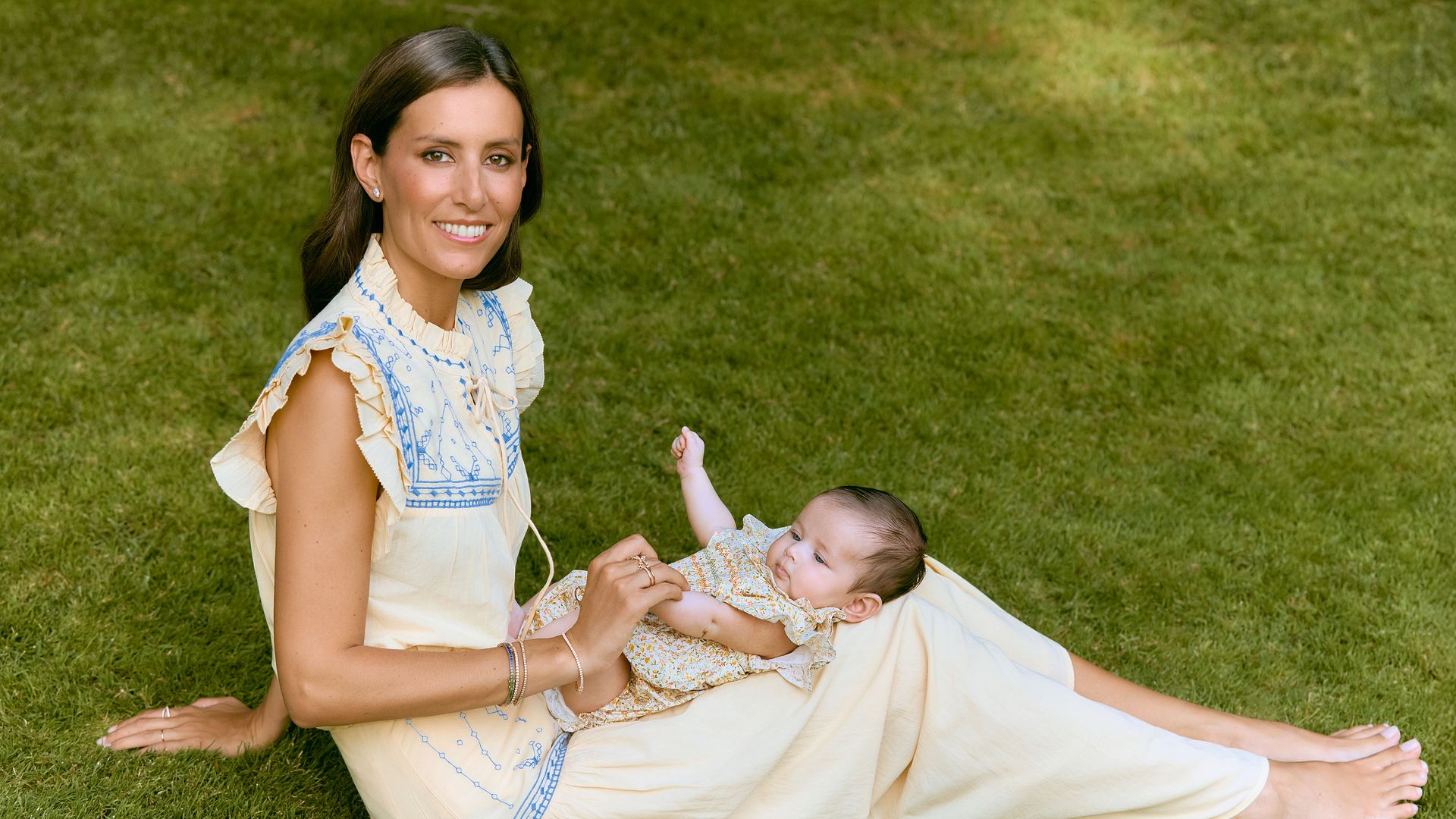 "Todavía cambia muchísimo. Hay días en los que le veo rasgos de Miguel y otros en los que me recuerda más a Mateo o Martín. Es muy pronto para saberlo", nos dice Ana de su bebé, que se ha convertido en "la princesa de la casa". "Con el primero todo es nuevo y tienes muchas dudas. Con el tiempo ganas confianza y aprendes a relativizar muchas cosas. Sigues preocupándote igual, pero disfrutas más y te angustias menos", asegura 