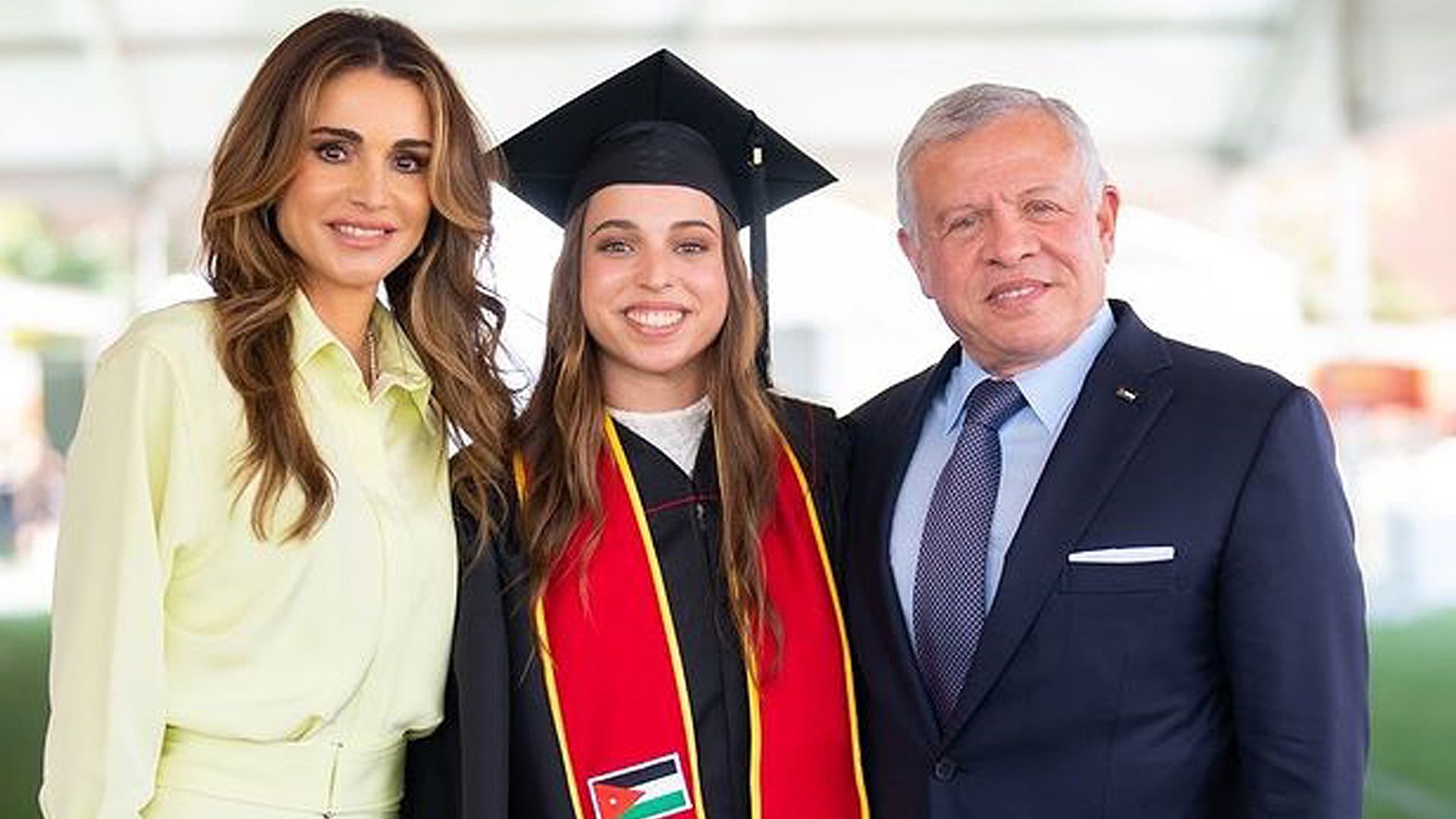 Rania de Jordania, una madre orgullosa en la graduación universitaria de su hija Salma