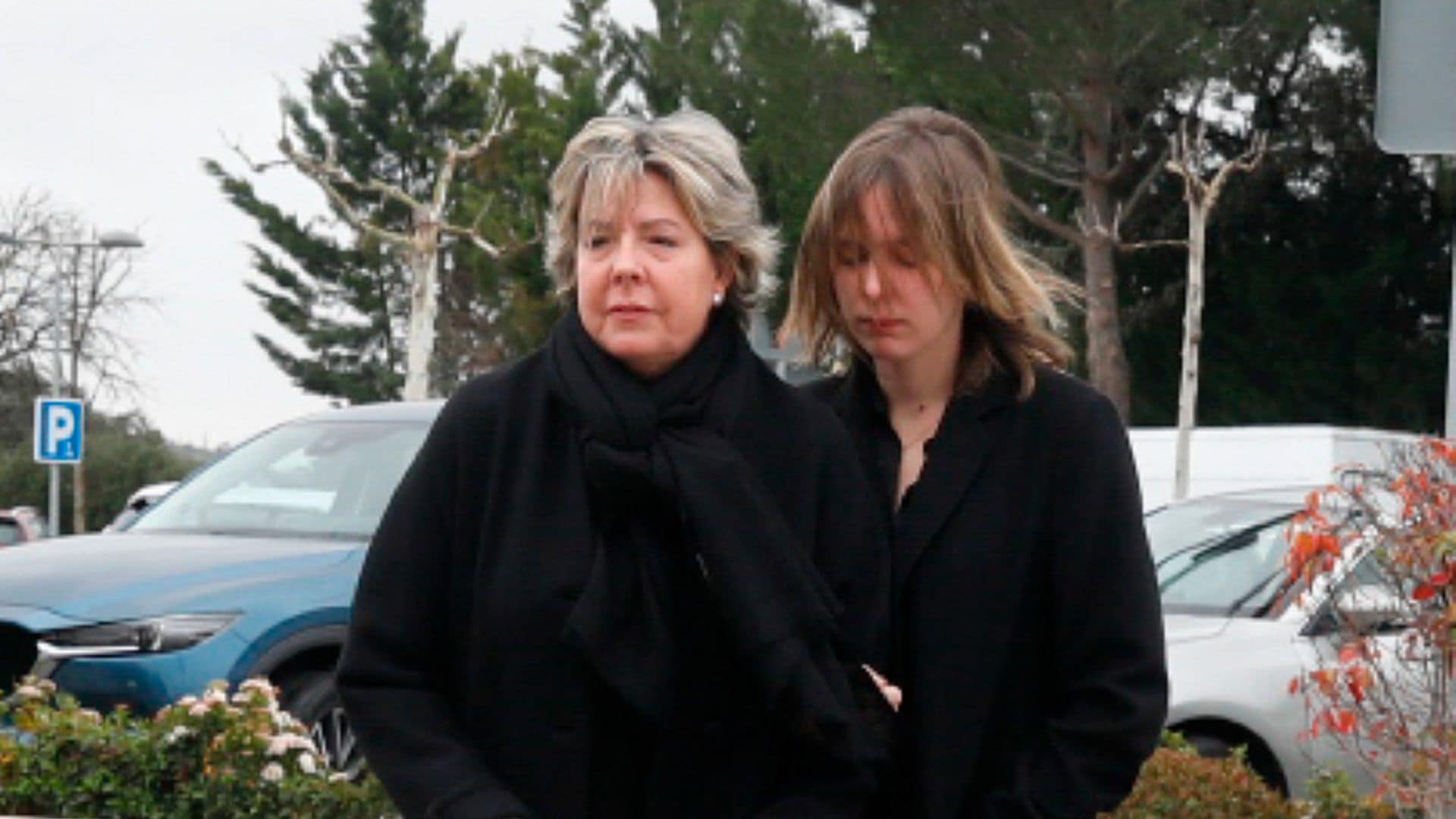 Simoneta y sus tres hermanos, arropados por familiares y amigos en la capilla ardiente de Fernando Gómez-Acebo