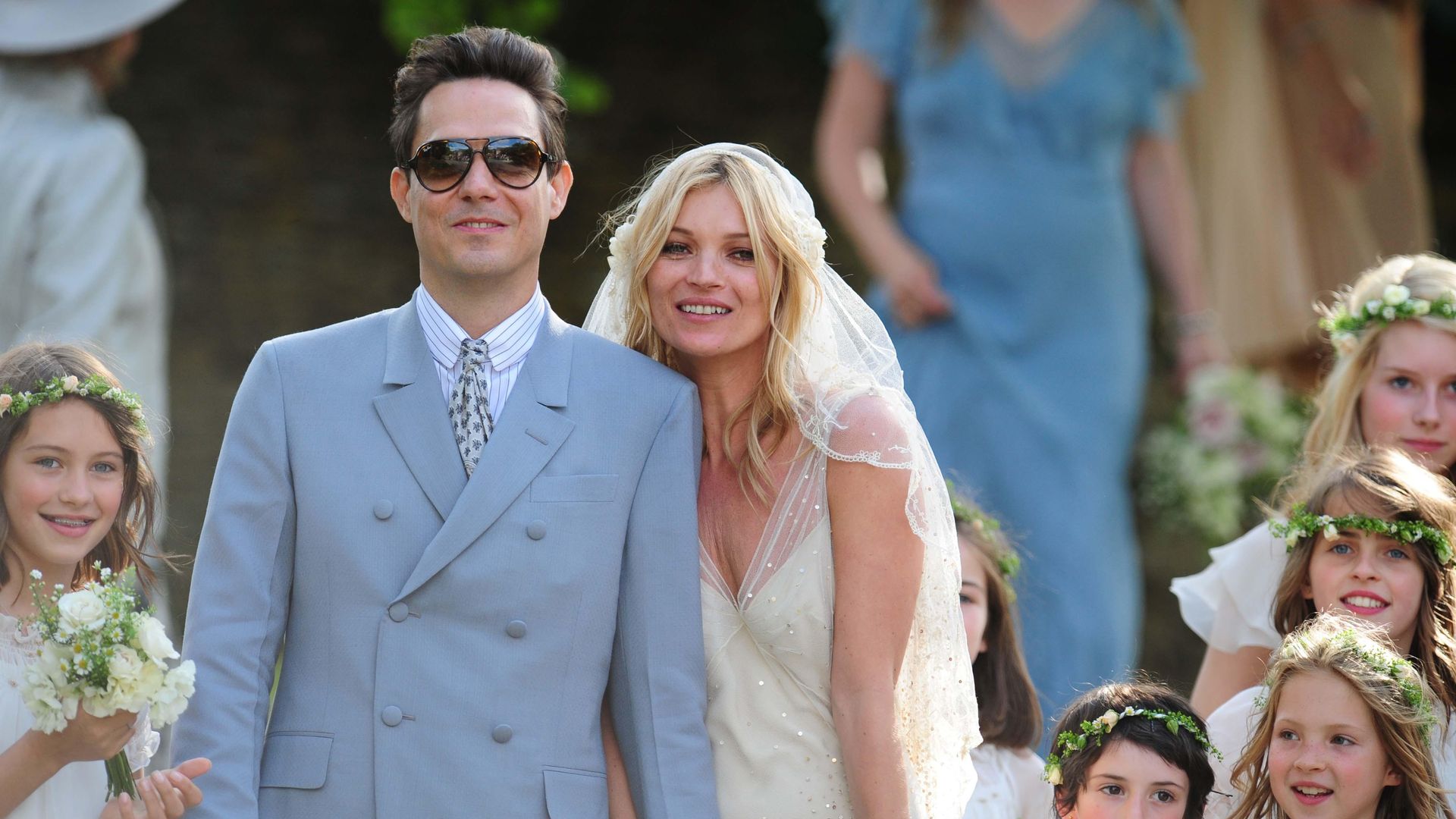 Del vestido que Elle Macpherson quemó al diseño de Kate Moss que salvó la carrera de Galliano: los looks de novia de las modelos de los 80 y 90