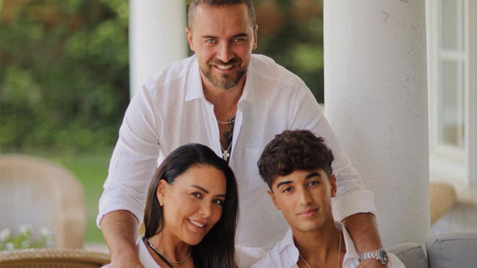 El posado más familiar de Vania Millán, embarazadísima a los 45 años y junto al hijo adolescente de su marido