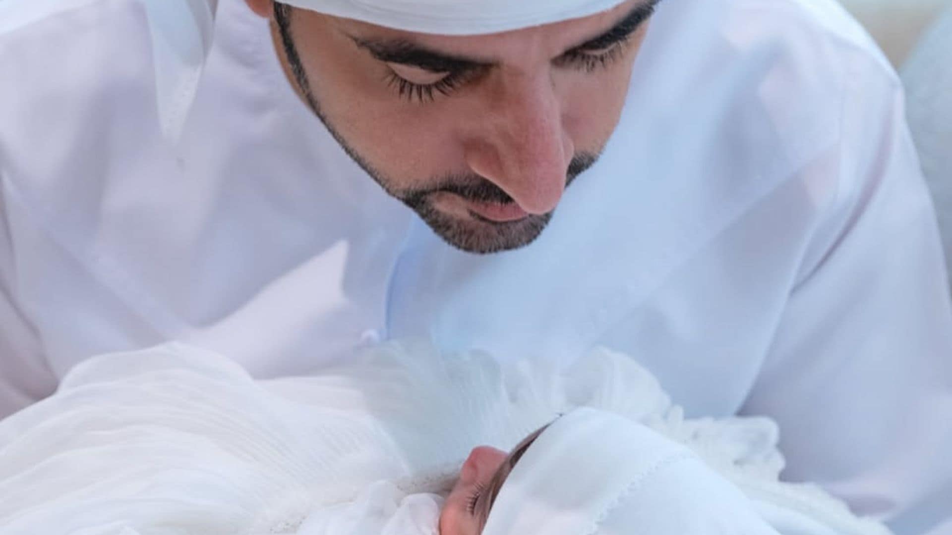 El príncipe heredero de Dubái presenta con orgullo a su cuarta hija
