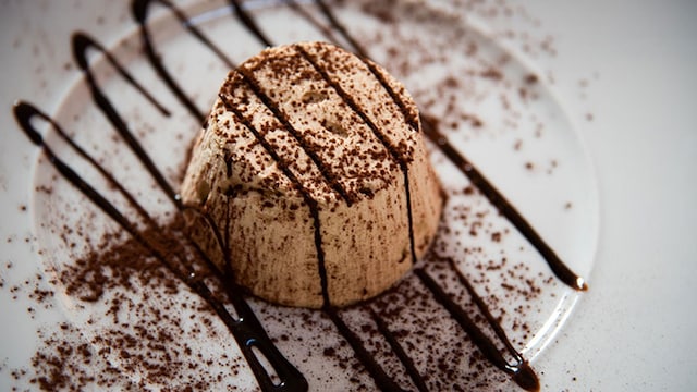 charlota de turron de jijona con chocolate y cacao