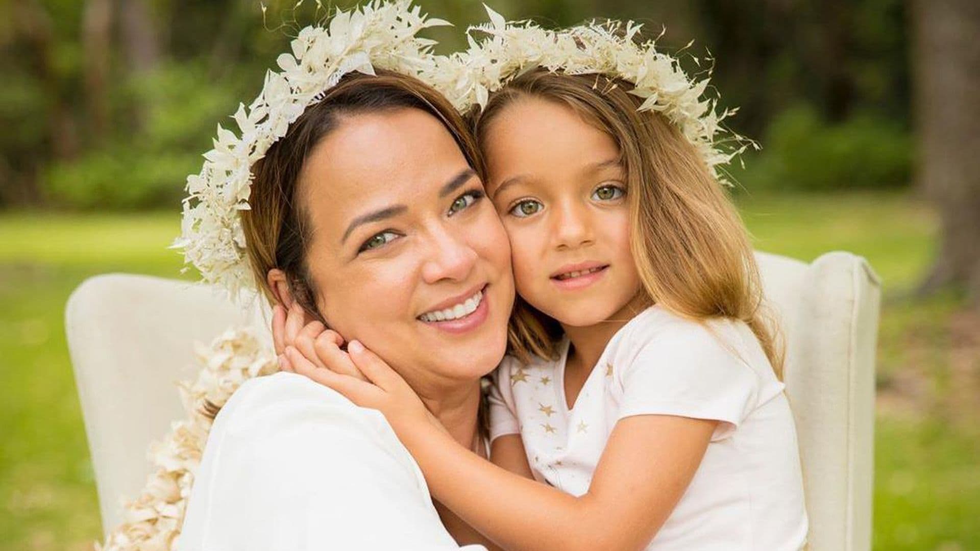 Adamari Lopez rompe en llanto al recordar a su madre y es consolada por su hija Alaïa