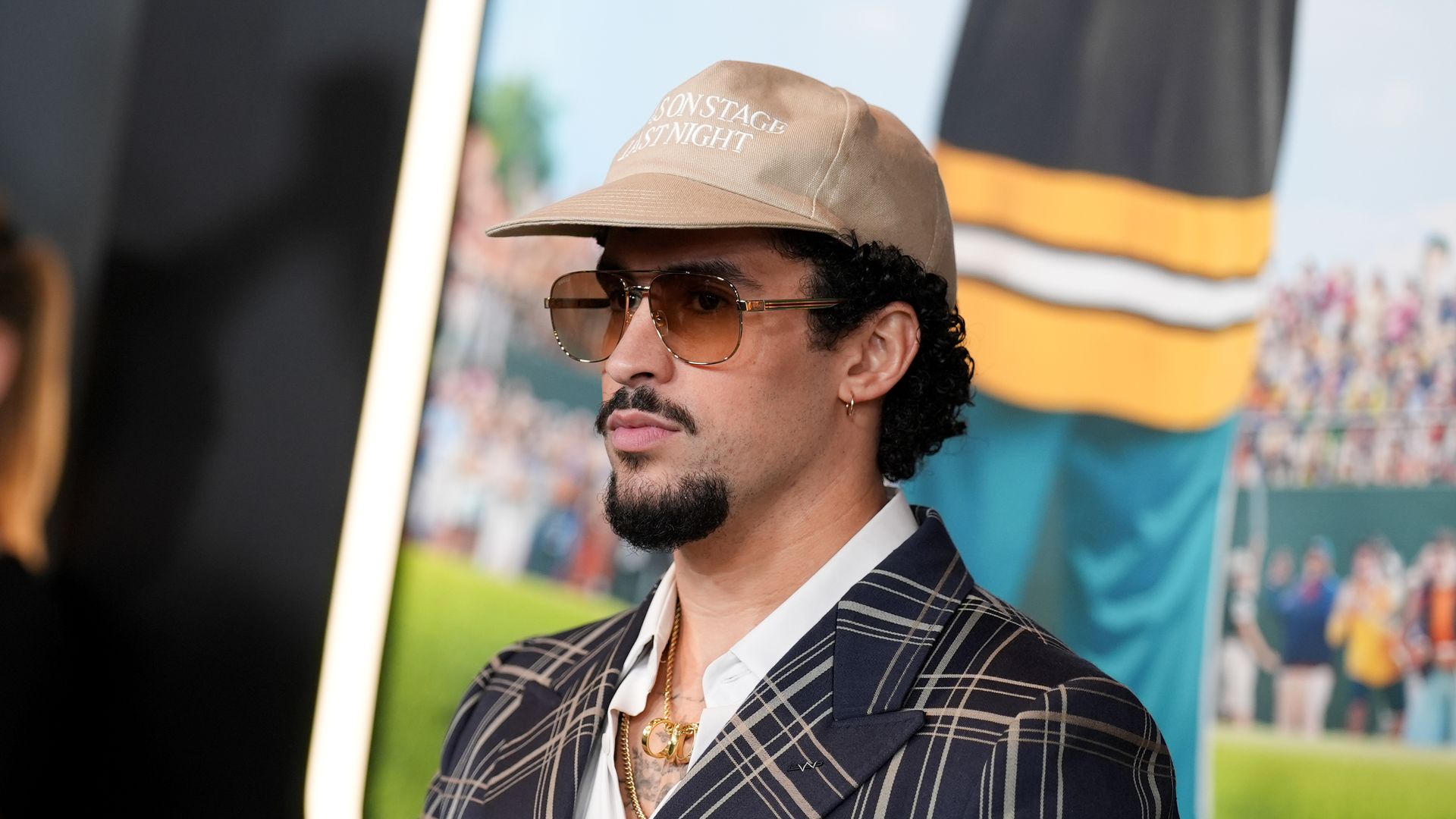 La audaz combinación de estampados con la que Bad Bunny se robó todas las miradas