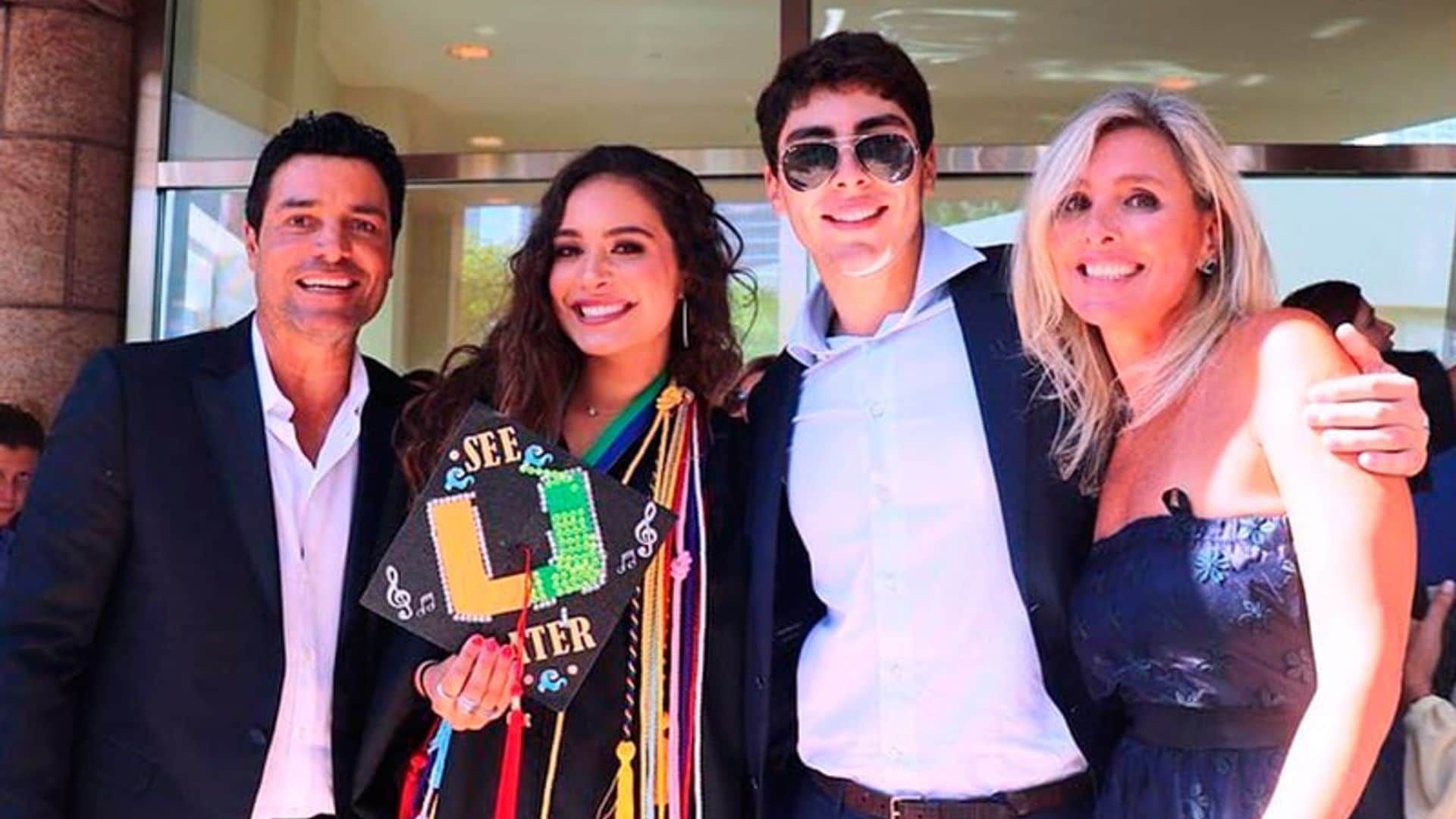 Como pocas veces, Chayanne se deja ver con su esposa e hijos por una gran celebración