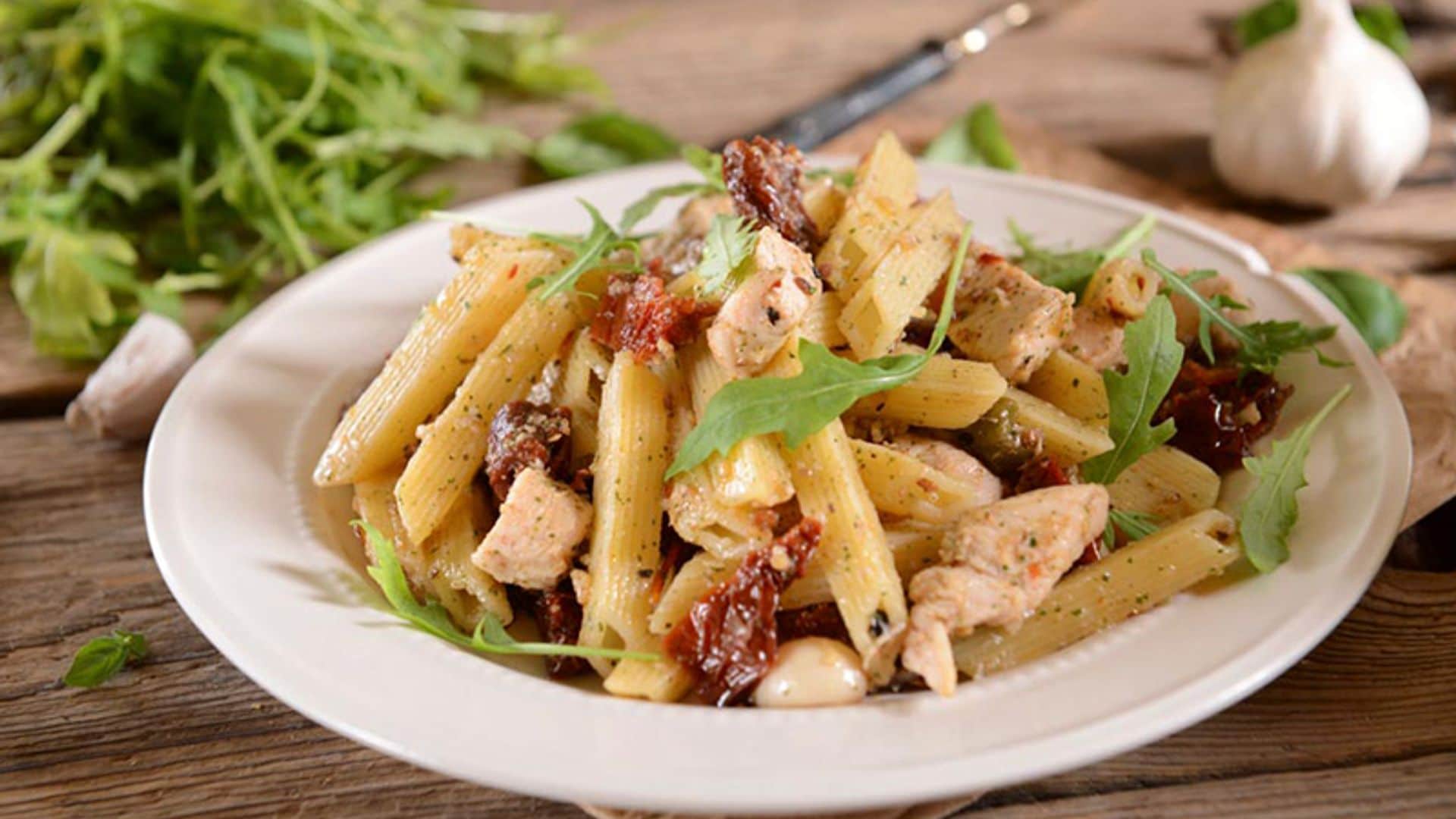 Ensalada de 'penne' con pollo, rúcula y tomate seco
