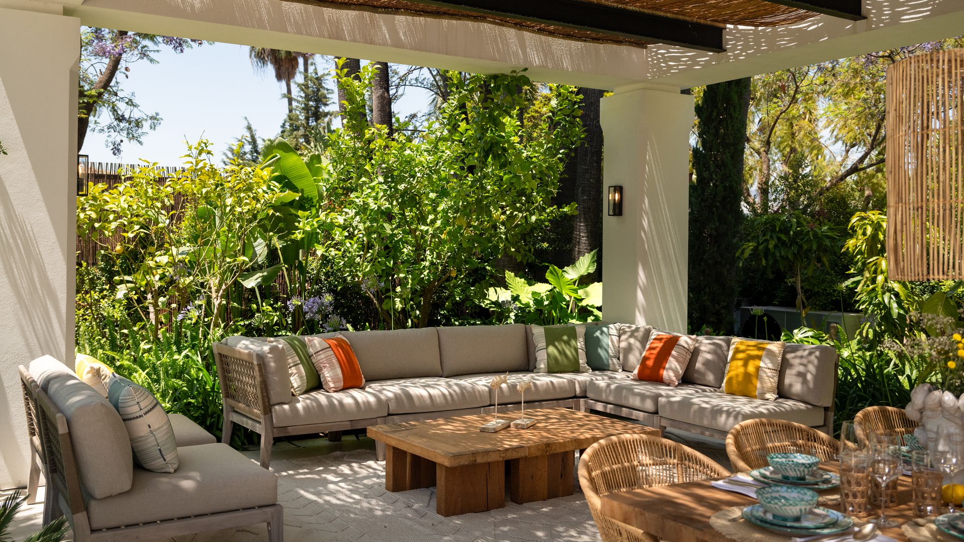 Terraza exterior con mobiliario variado en diseño y acabado