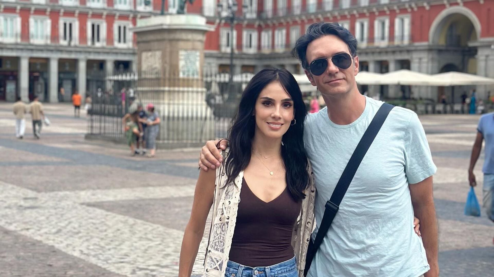 Sandra Echeverría y Leonardo de Lozanne gritan su amor desde España