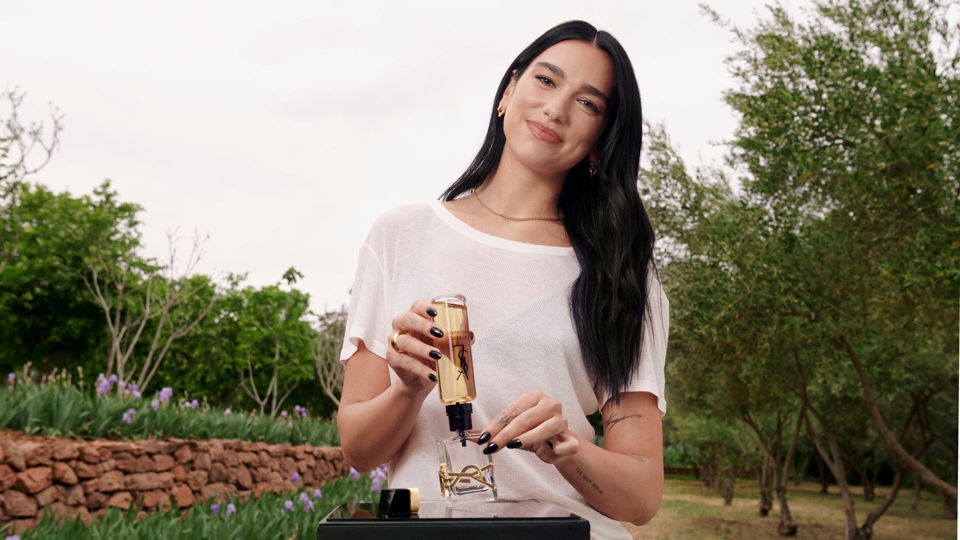 Dónde conseguir el perfume floral favorito de Dua Lipa para el verano (que, además, es recargable)