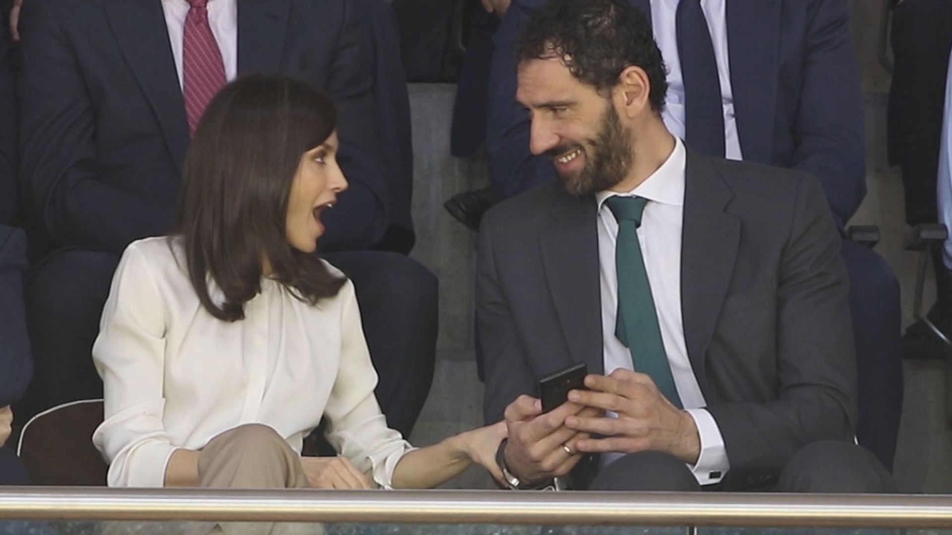 ¿Será un meme? ¿Fotos de sus hijos? Doña Letizia alucina con lo que ve en el móvil de Jorge Garbajosa