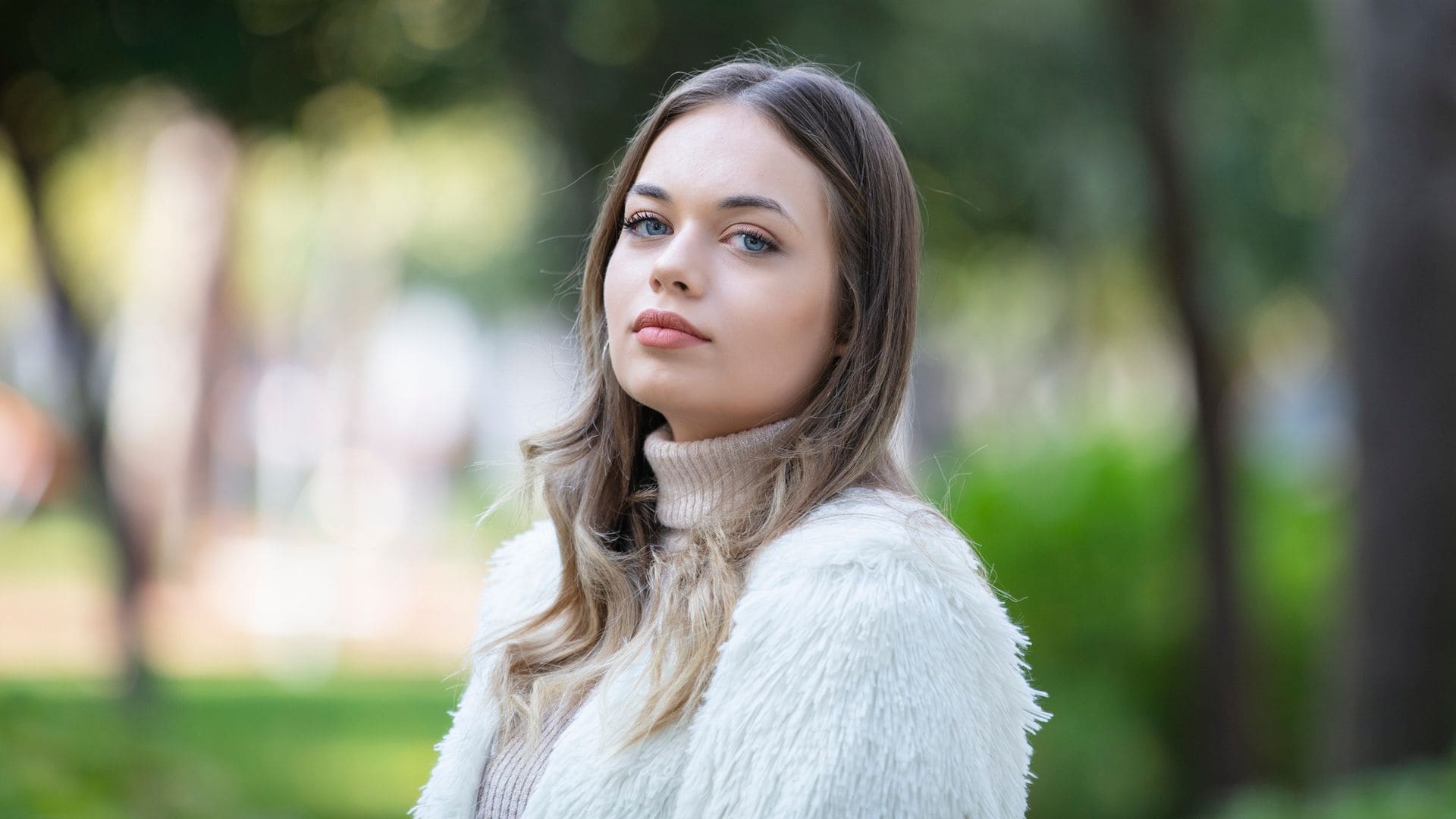 Retrato de una mujer rubia mirando a cámara de perfil 