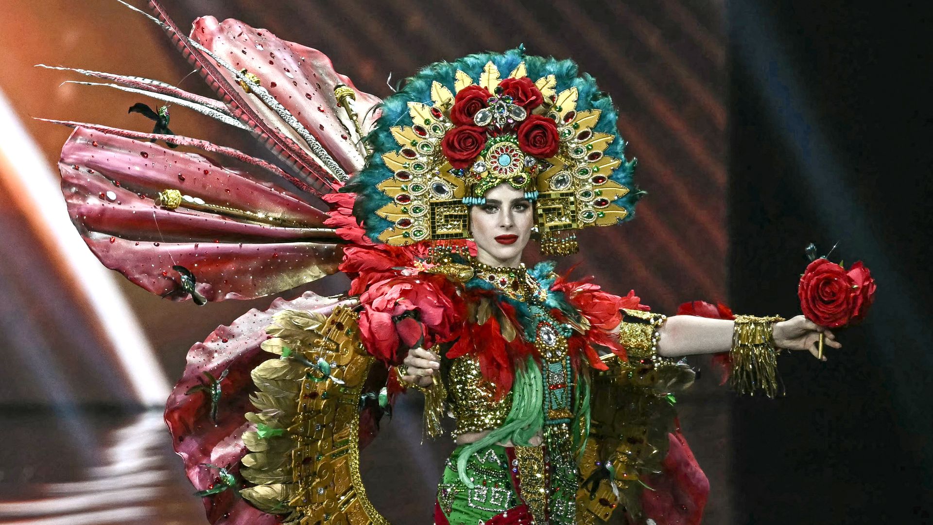 Miss Universo revoluciona las redes con su show de vestidos 'típicos': del salmón de Noruega a la flor de plumas de México