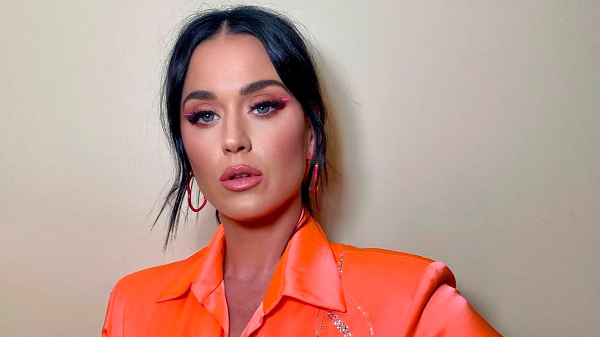 El 'eyeliner' neón de Katy Perry será la inspiración para tu próximo maquillaje de festival