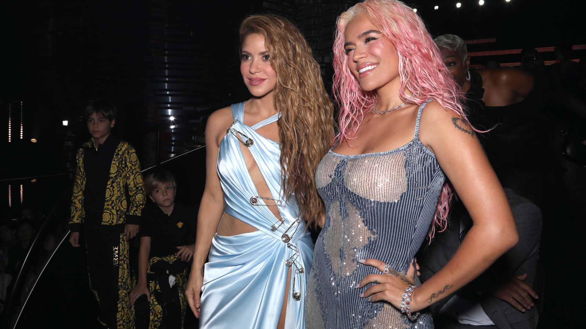 Cuando las cantantes apuestan por el maquillaje natural, y triunfan: los detalles de los looks de Karol G y Shakira en la final de la Copa América