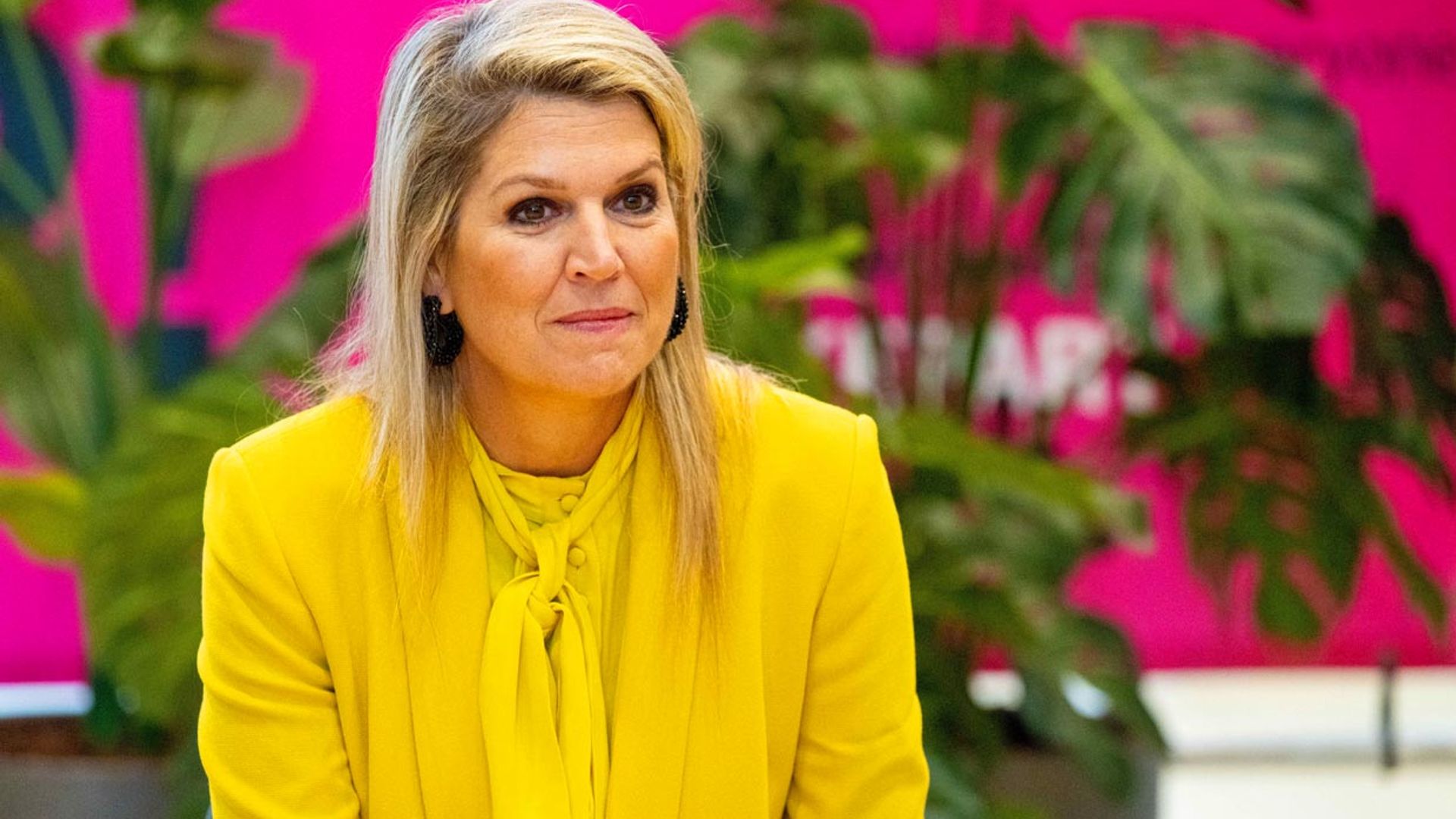 Máxima recicla su traje amarillo de Zara, un diseño con varias anécdotas