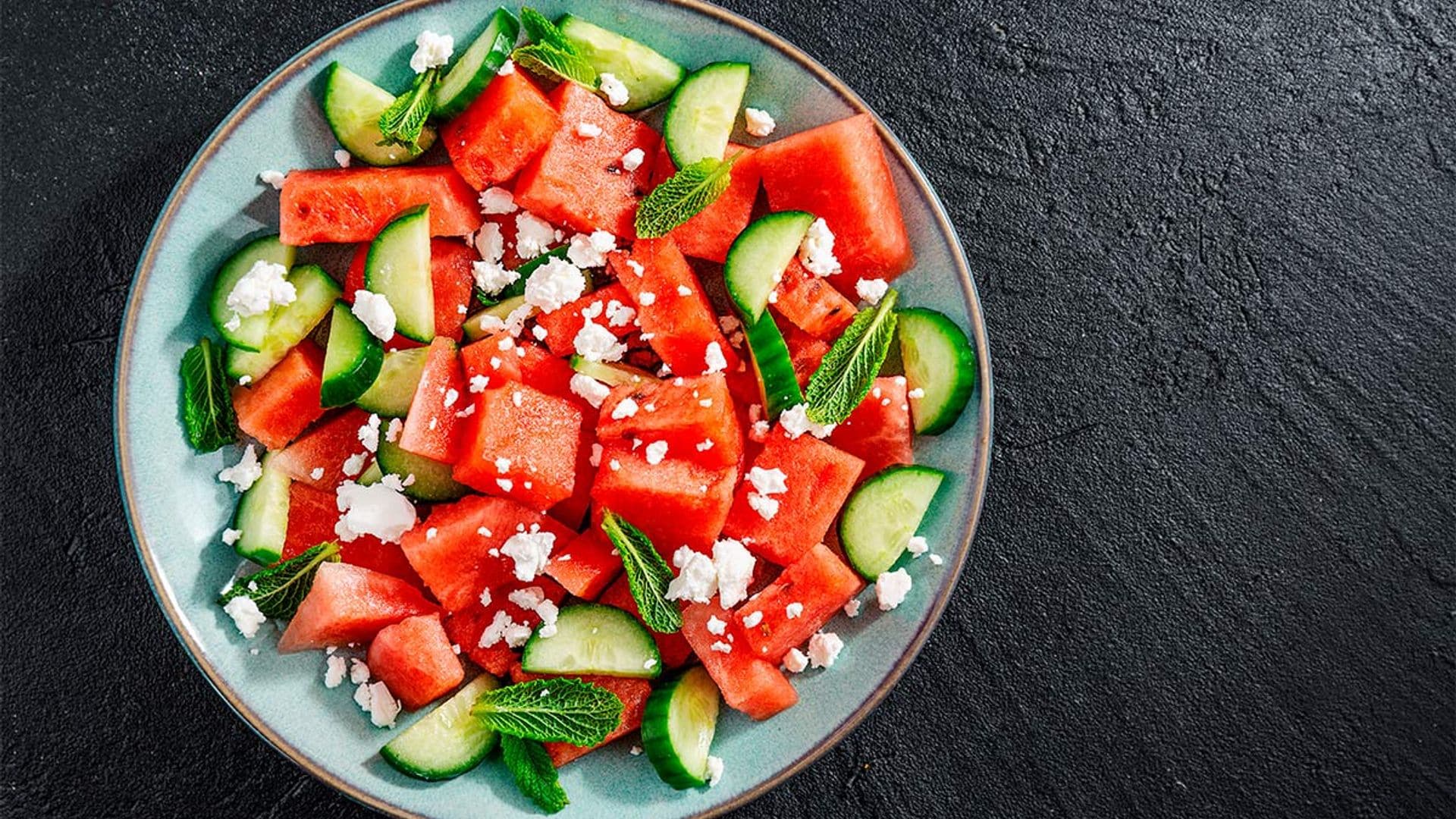 Ensalada de sandía, pepino, naranja, queso azul y jalapeños