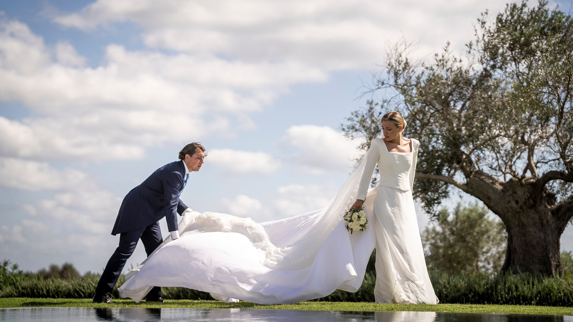 Look de novia con escote cuadrado Navascués