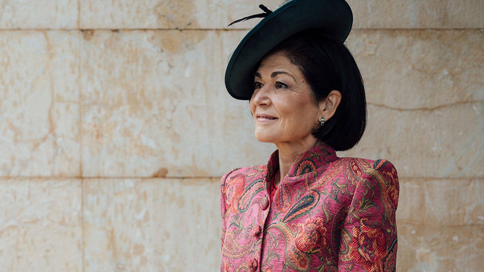 Esta madre de la novia apostó por un traje multicolor y un tocado tipo plato para una boda en Valencia:  Buscaba algo original que no fuese a llevar en otro momento 