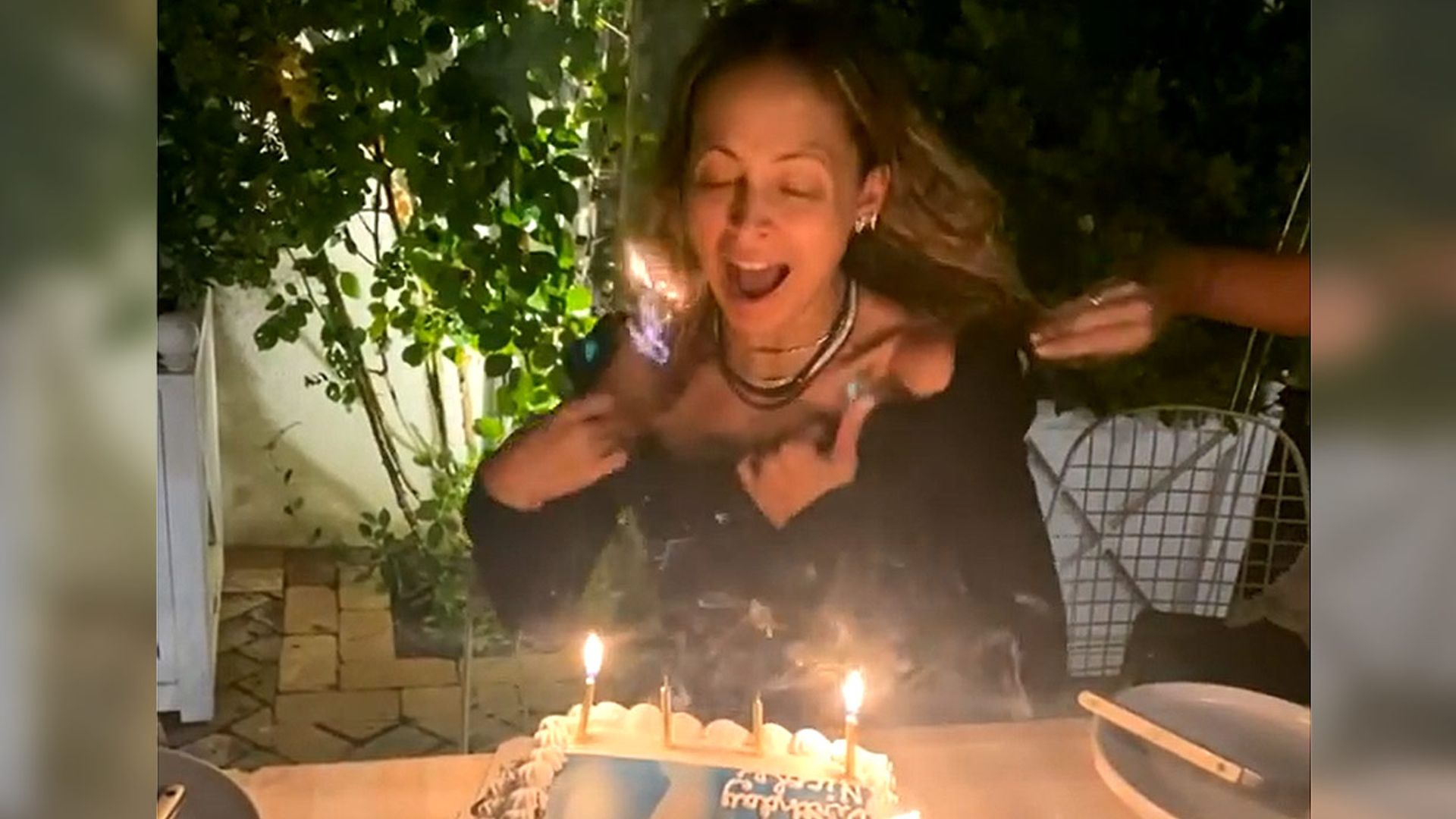 ¡Fuego! El susto de Nicole Richie en su accidentado 40 cumpleaños