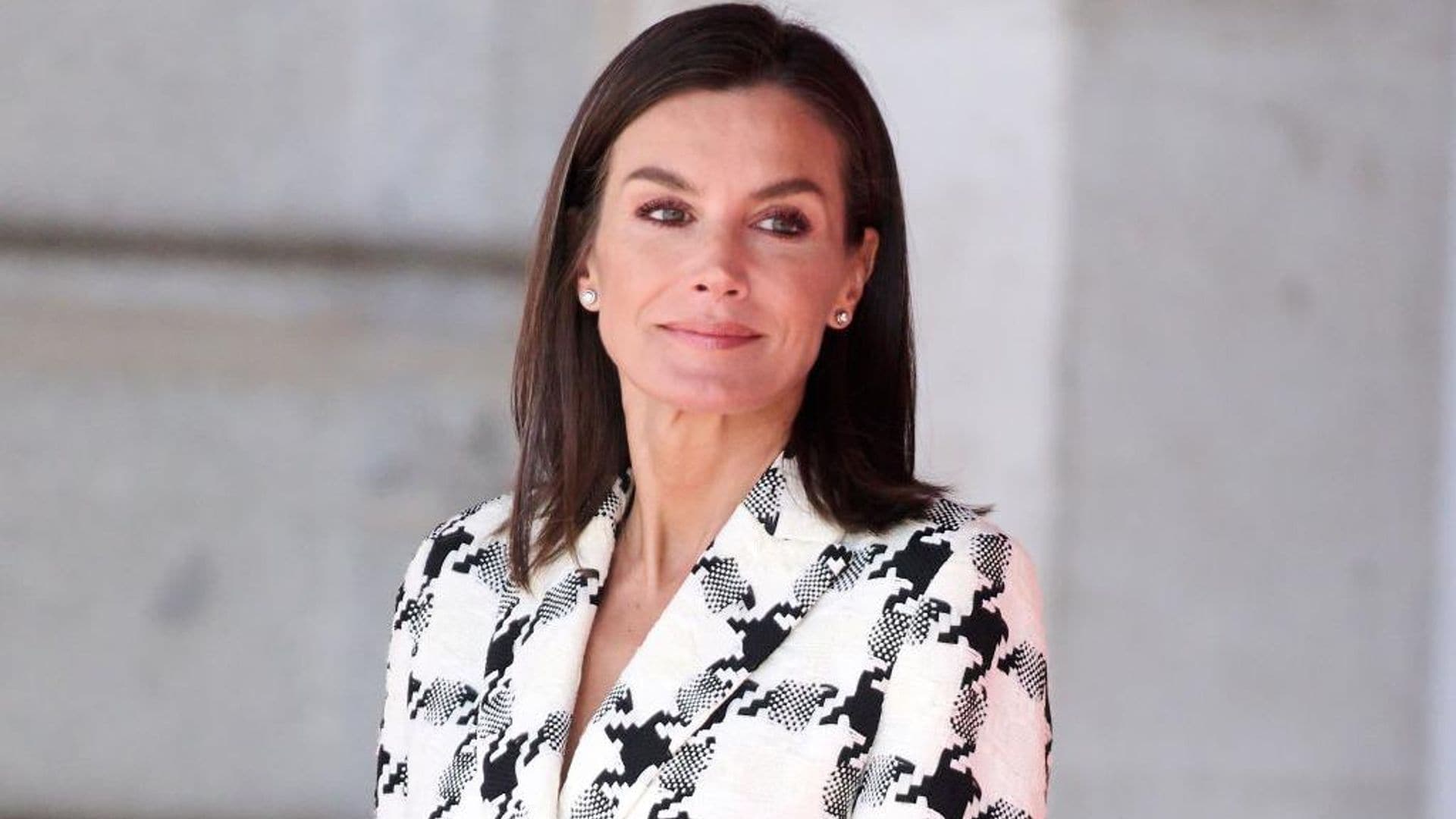 La reina Letizia sorprende en tenis blancos y pantalón de vestir