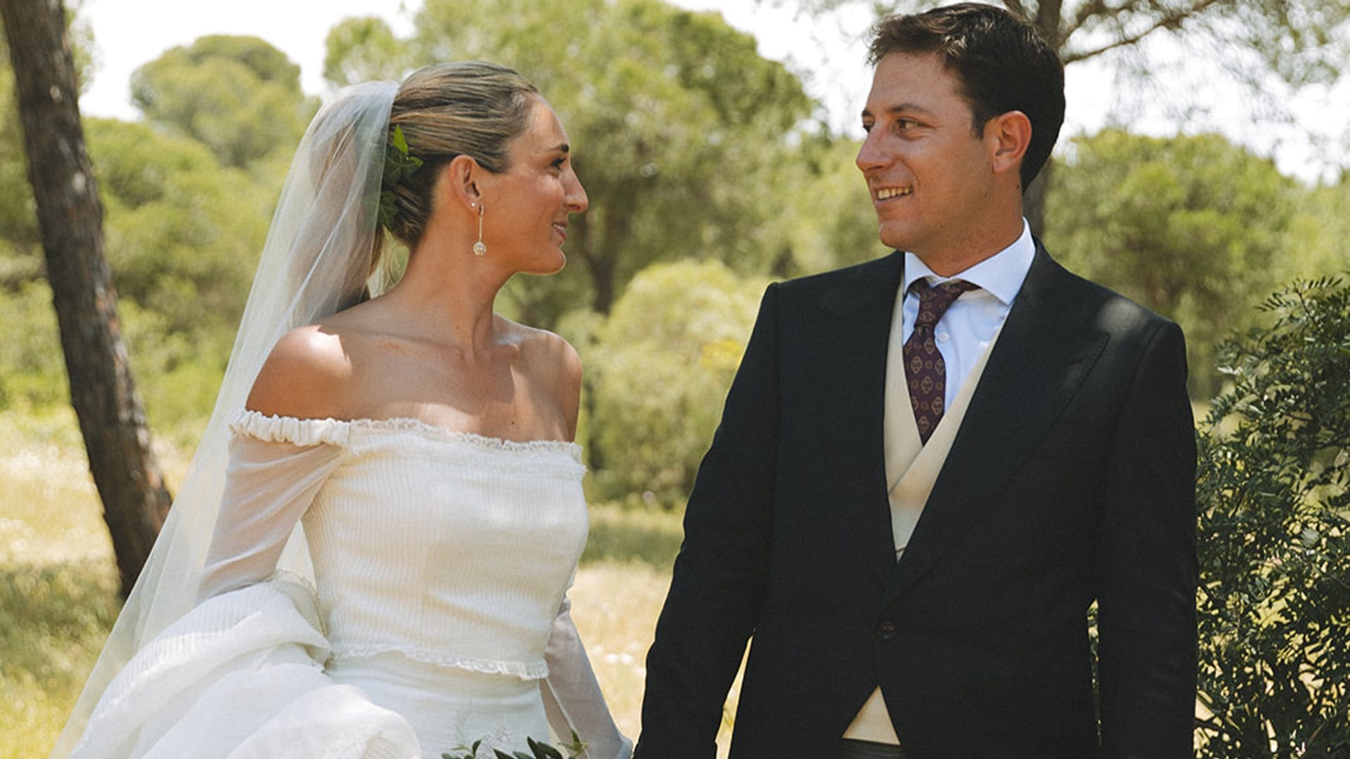 Malu eligió un vestido de novia hecho con una colcha de su abuela y un peinado con hiedra para su boda en Punta Umbría