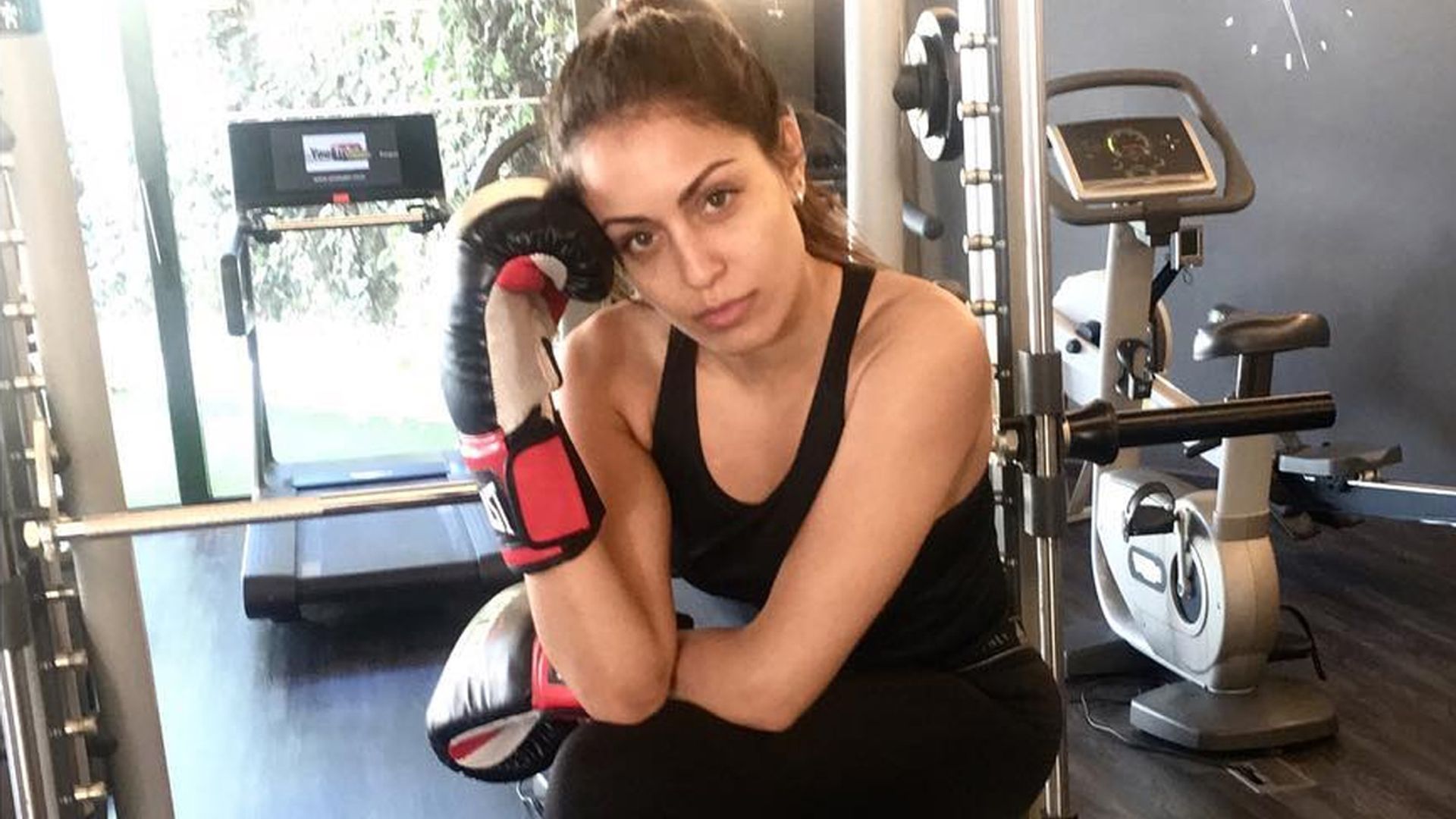 Sus rutinas 'full body', sus objetivos... Te contamos cómo se pone en forma Hiba Abouk tras ser mamá