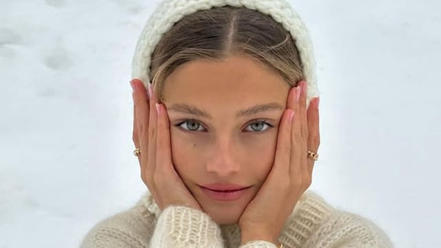 Zoe Pastelle con look invernal blanco en la nieve 
