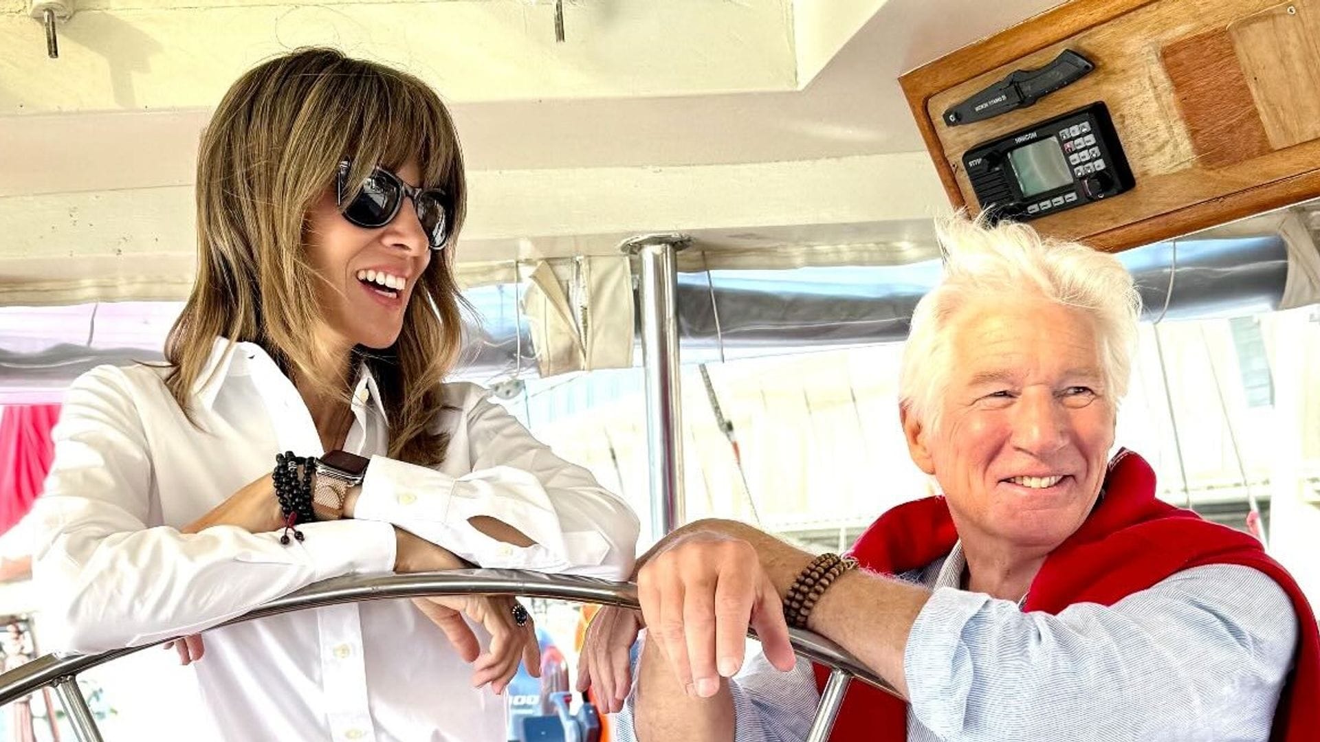 Richard Gere y Alejandra Silva, una pareja de cine y corazón: su gesto solidario en Barcelona tras el apagón