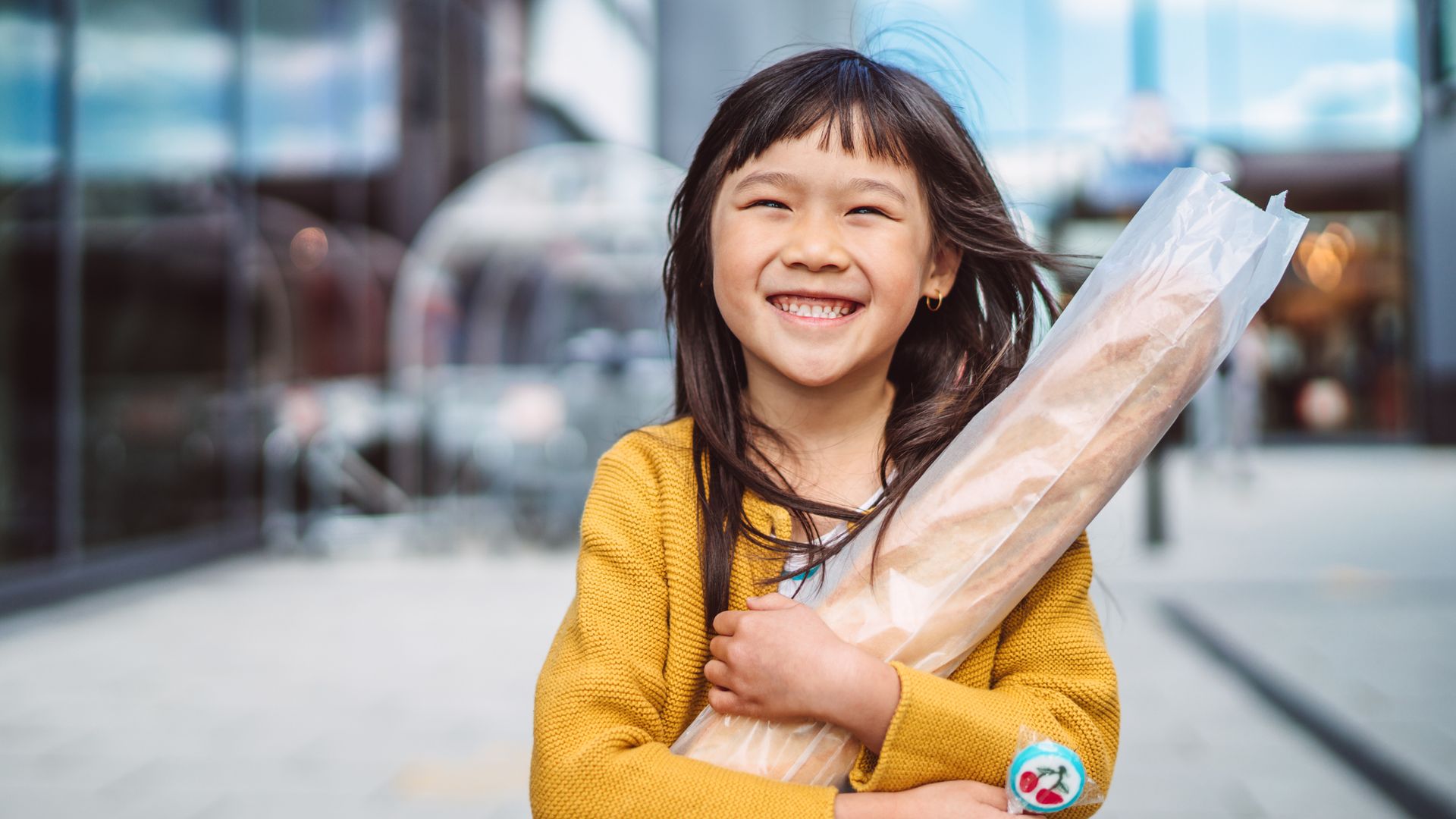 Niña compra el pan