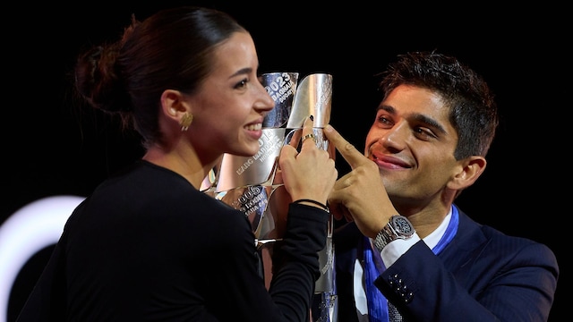 Plano medio de Jorge Martín y María Monfort sujetando un trofeo en los MotoGP Awards 2024