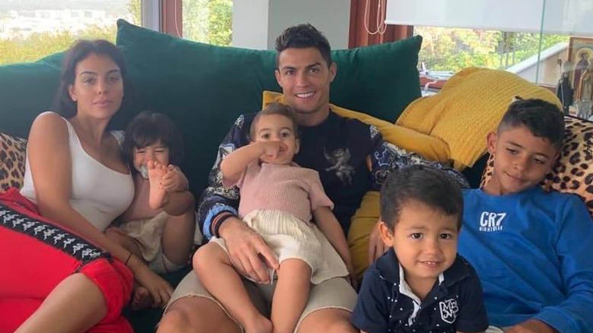 Georgina Rodríguez y Cristiano Ronaldo enseñan a los niños a lavarse las manos con un divertido ritual