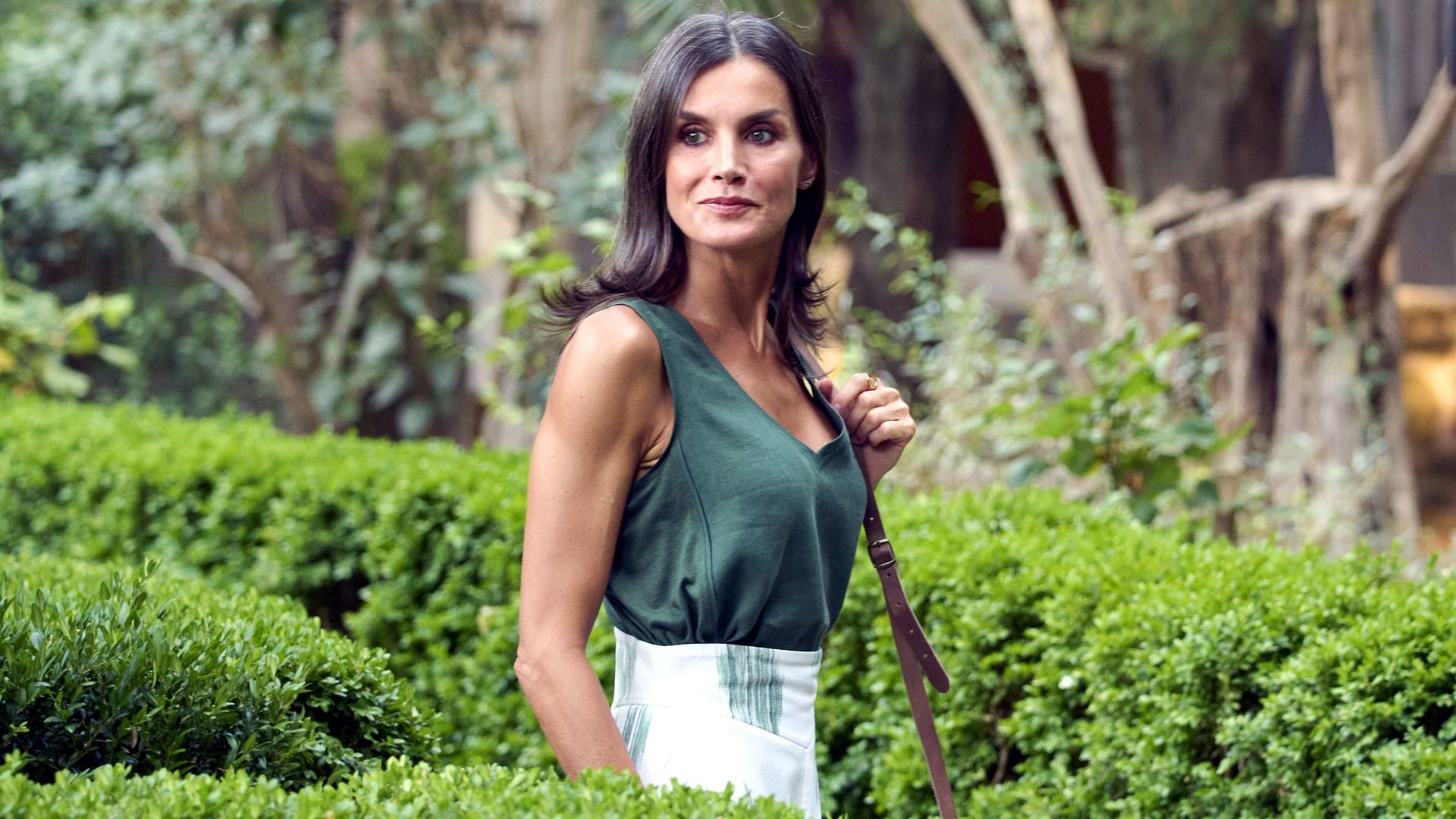Repasamos los looks inolvidables de la reina Letizia en Mallorca: de su vestido ibicenco a sus alpargatas