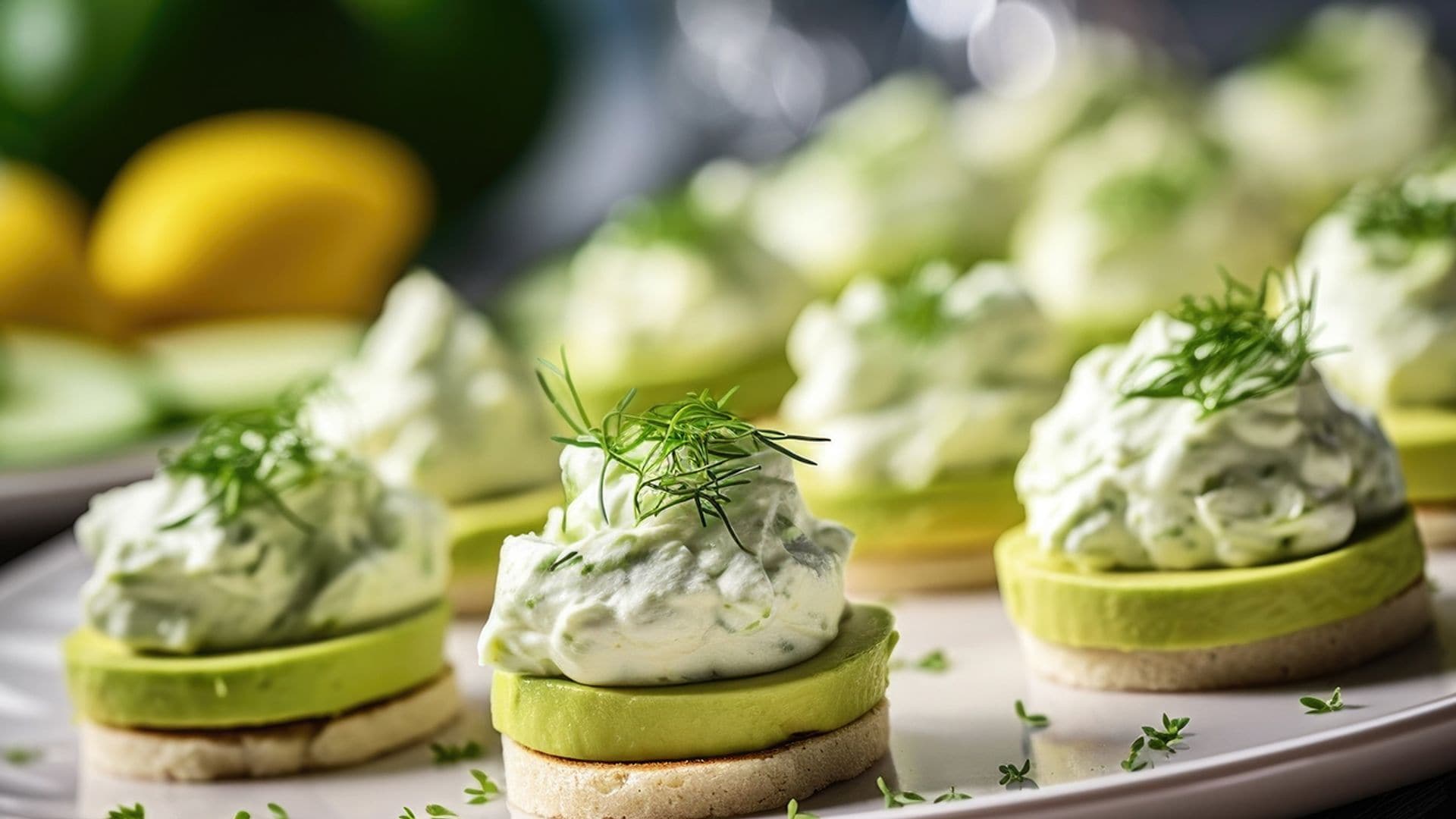 Tostaditas con aguacate y crema de queso a las finas hierbas