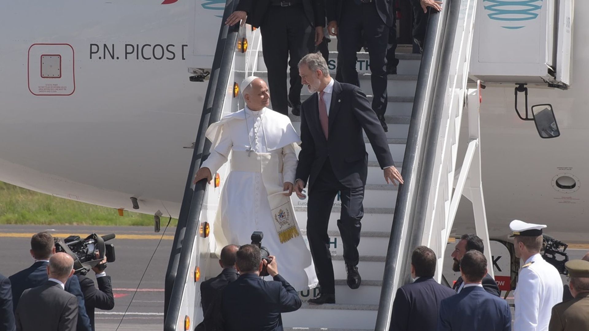 EN DIRECTO. El rey Felipe VI presta el Falcón al Papa León XIV para regresar a Roma tras la avería de su avión