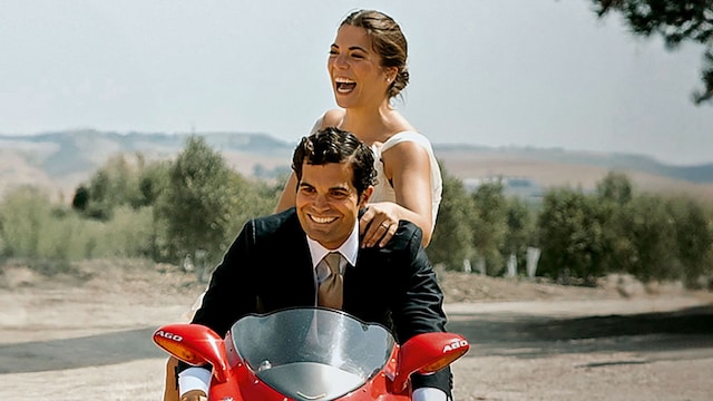 Piergiacomo Agostini y su mujer, Leticia, subidos en una moto