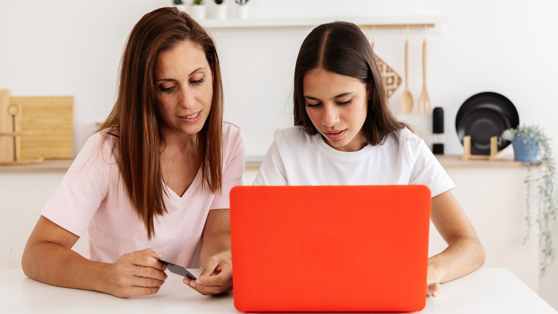 Cómo los padres pueden guiar el consumo digital de sus hijos adolescentes: "Buscar el equilibro entre la supervisión, la seguridad y la privacidad"