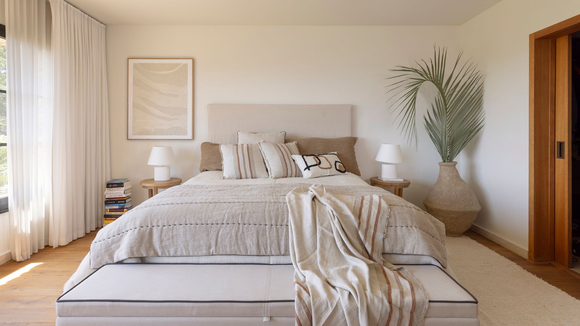 Dormitorio decorado en tonos neutros