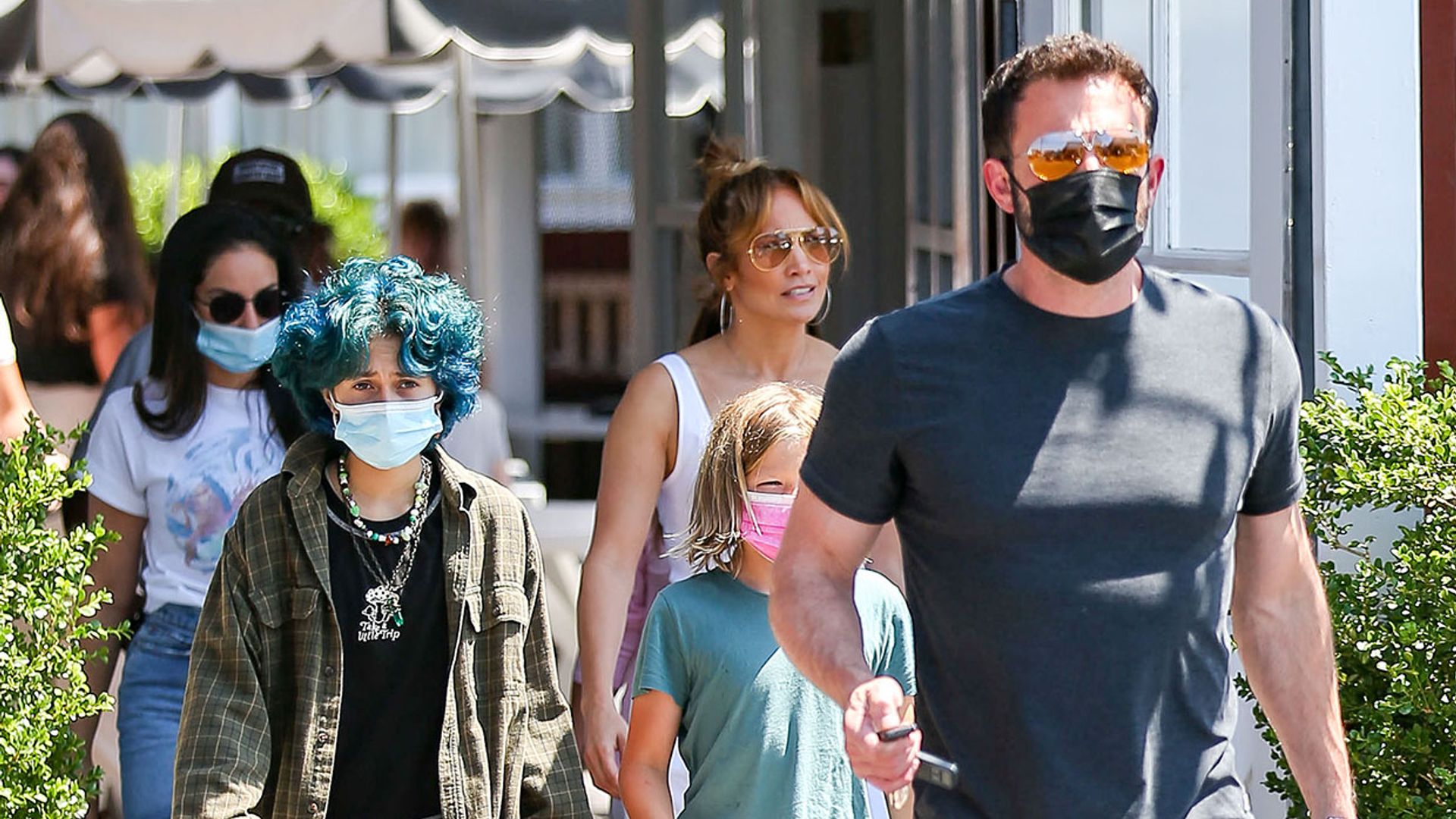 Compras, paseo romántico y comida con sus hijos: Jennifer López y Ben Affleck dan un paso más en su relación
